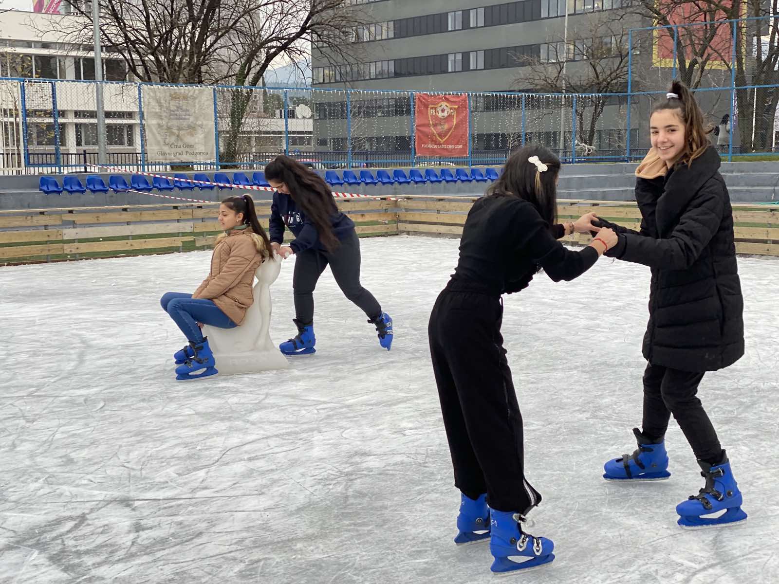 Sekretarijat za socijalno staranje Glavnog grada: Pripadnici RE populacije uživali na klizalištu