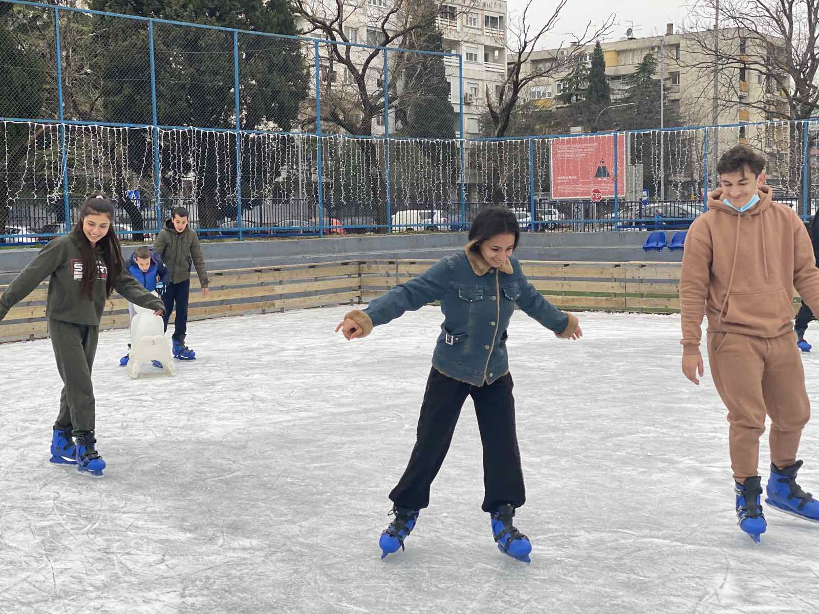 Sekretarijat za socijalno staranje Glavnog grada: Pripadnici RE populacije uživali na klizalištu