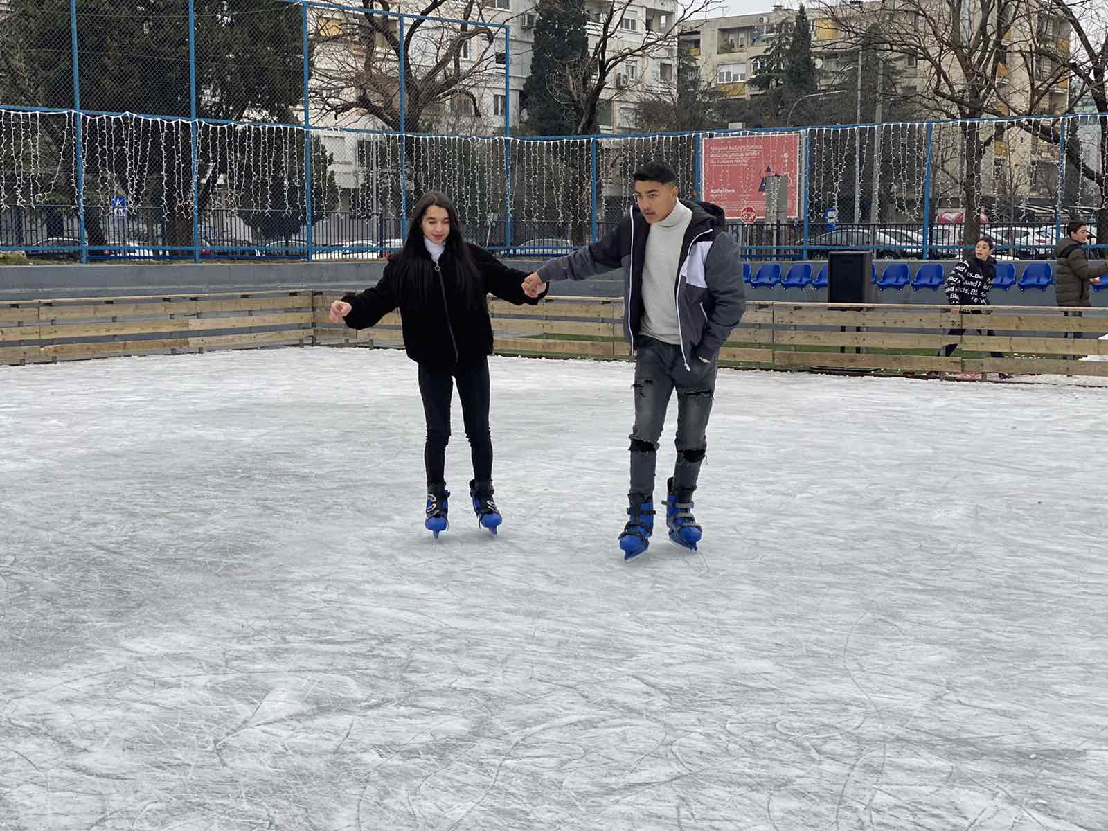 Sekretarijat za socijalno staranje Glavnog grada: Pripadnici RE populacije uživali na klizalištu
