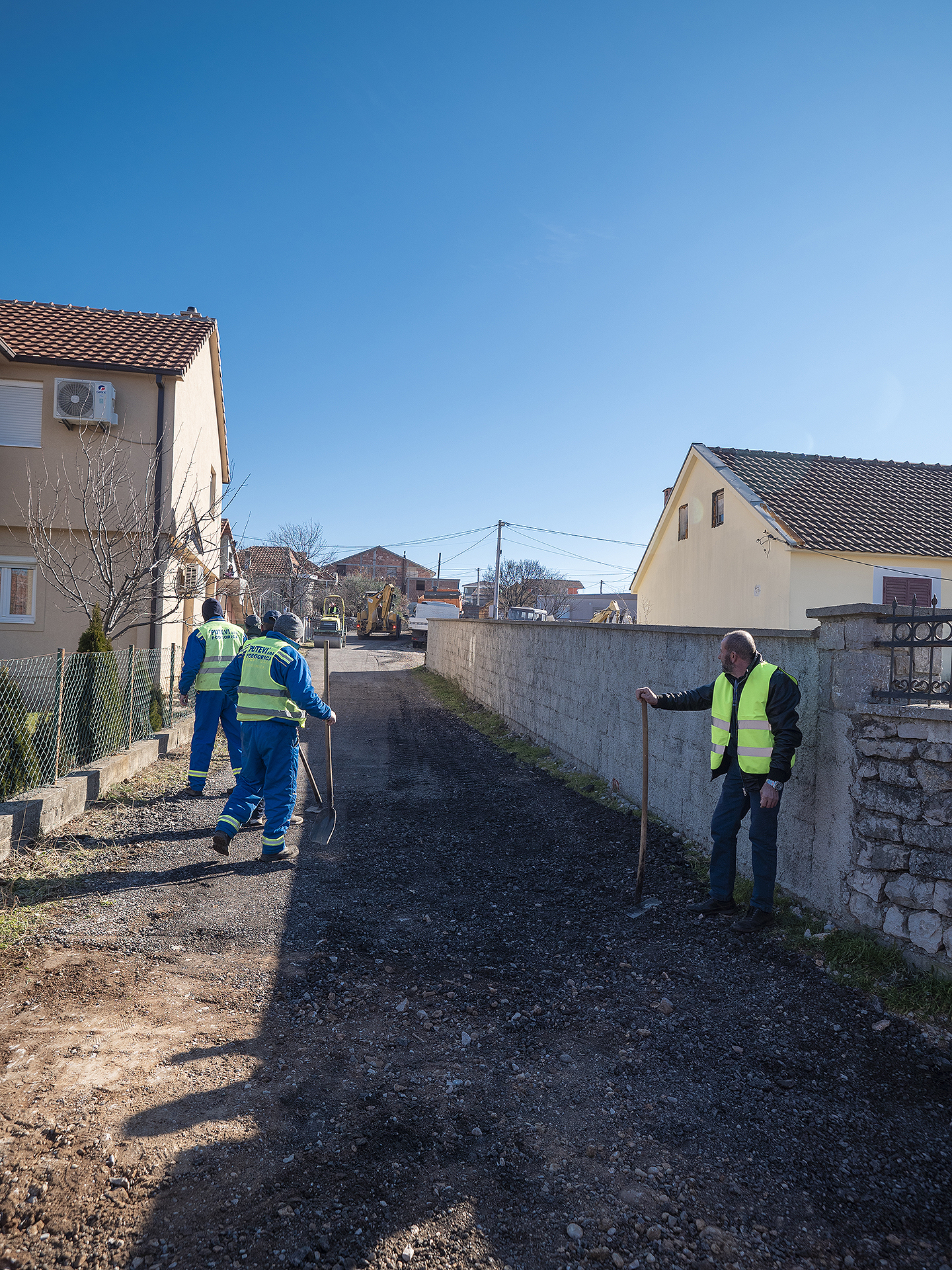 U toku je asfaltiranje više saobraćajnica na Kakarickoj gori