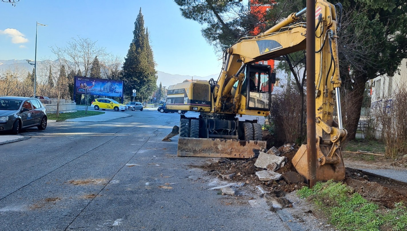 U toku sanacija trotoara prekoputa Muzičkog centra Crne Gore