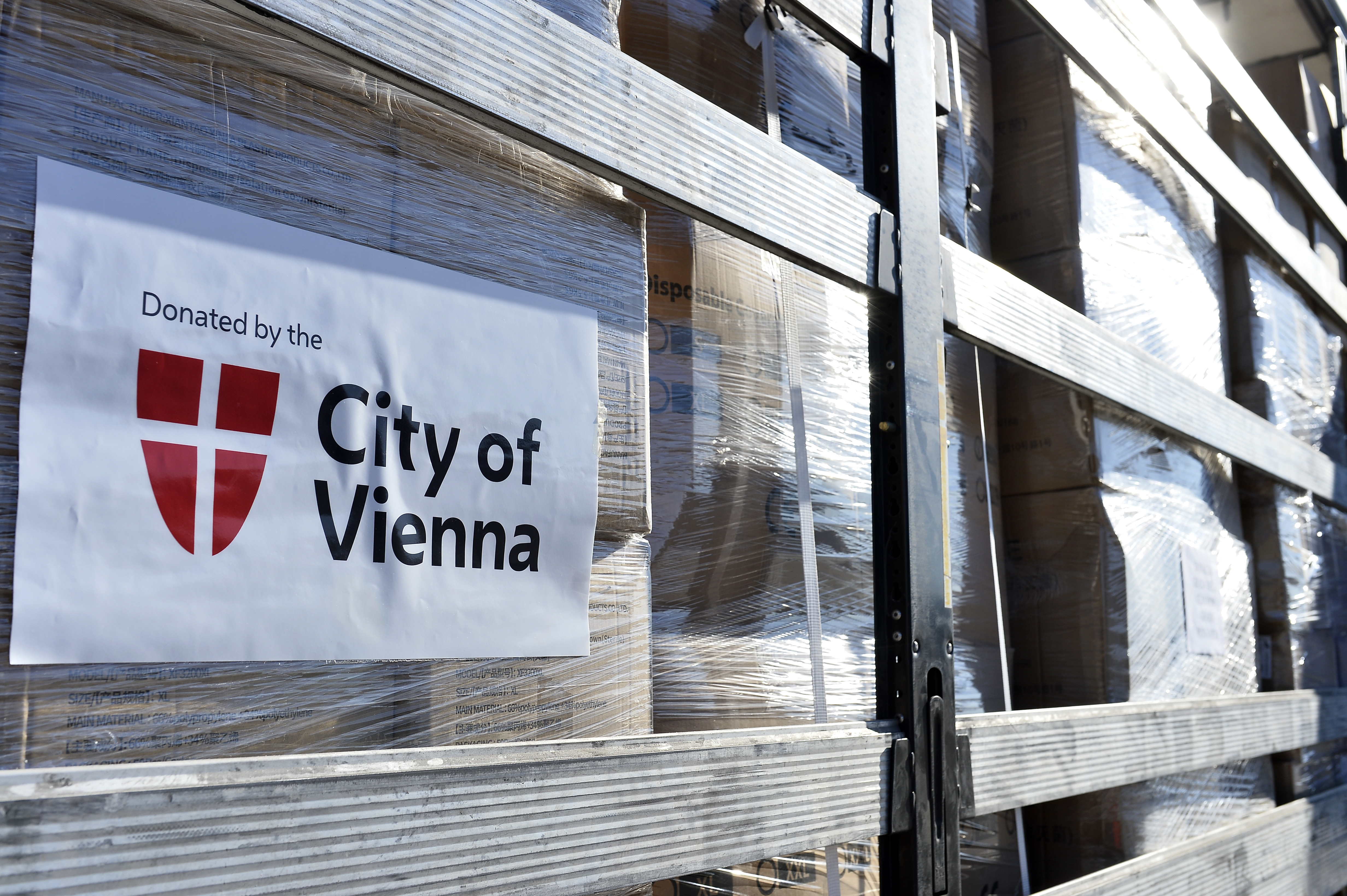 Vrijedna donacija medicinske opreme Glavnom gradu; Vuković: Zahvalan sam i ponosan na prijateljstvo između Beča i Podgorice