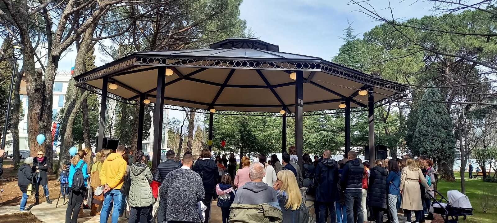 "Mladost" u Njegoševom parku; Edukativna predstava mladih umjetnika oduševila posjetioce