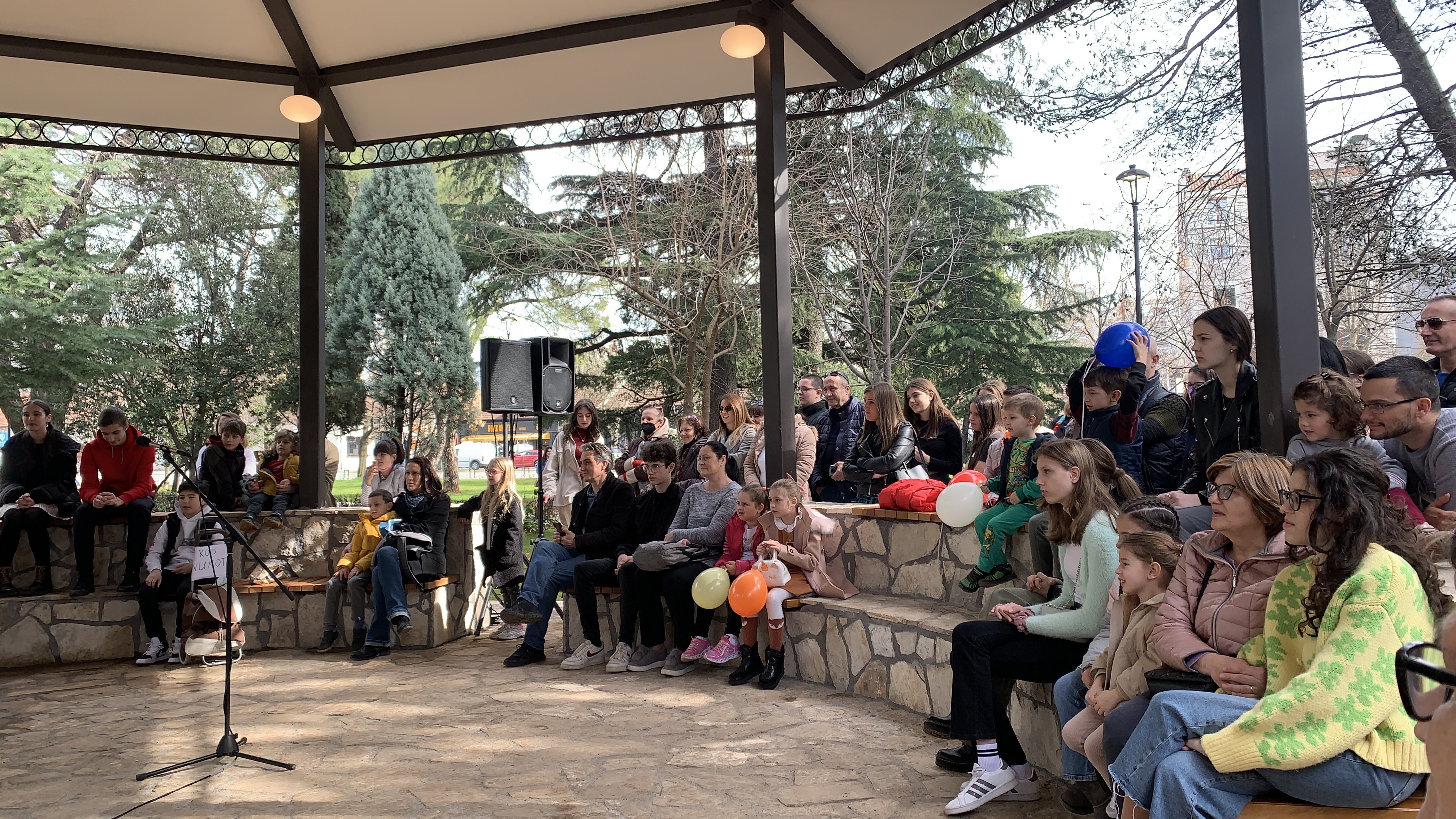 "Mladost" u Njegoševom parku; Edukativna predstava mladih umjetnika oduševila posjetioce