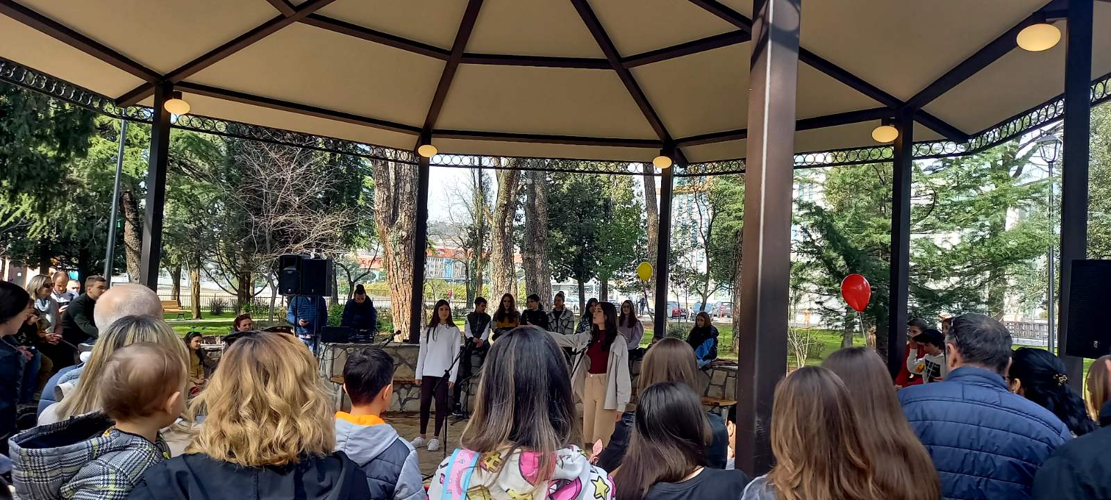 "Mladost" u Njegoševom parku; Edukativna predstava mladih umjetnika oduševila posjetioce