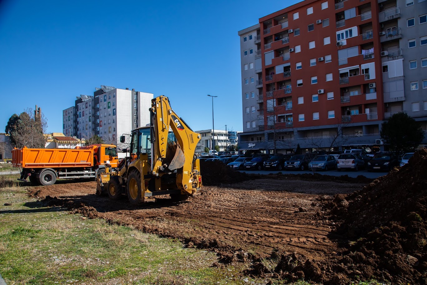 Počeli radovi na uređenju zelene površine sa dječjim igralištem u City kvartu