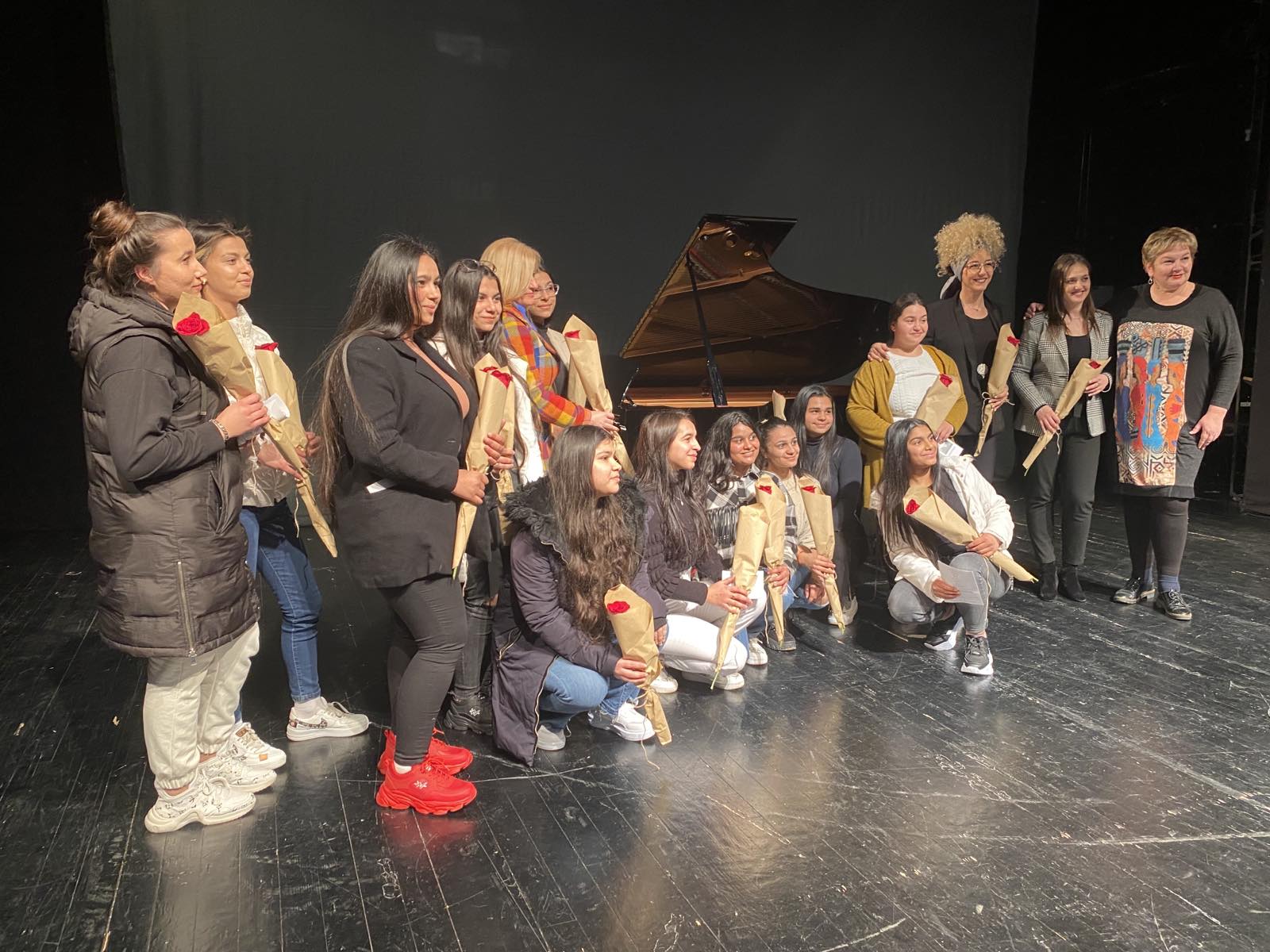 Pripadnice RE populacije u KIC-u "Budo Tomović" uživale u koncertu povodom 8.marta