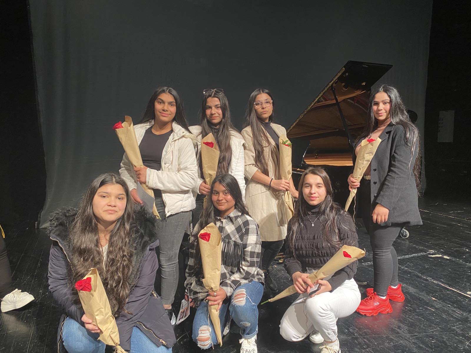 Pripadnice RE populacije u KIC-u "Budo Tomović" uživale u koncertu povodom 8.marta