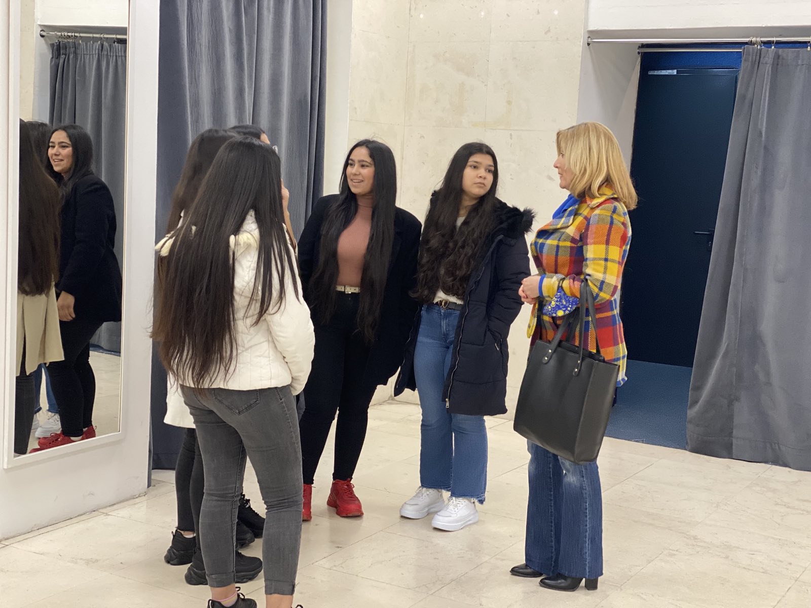 Pripadnice RE populacije u KIC-u "Budo Tomović" uživale u koncertu povodom 8.marta