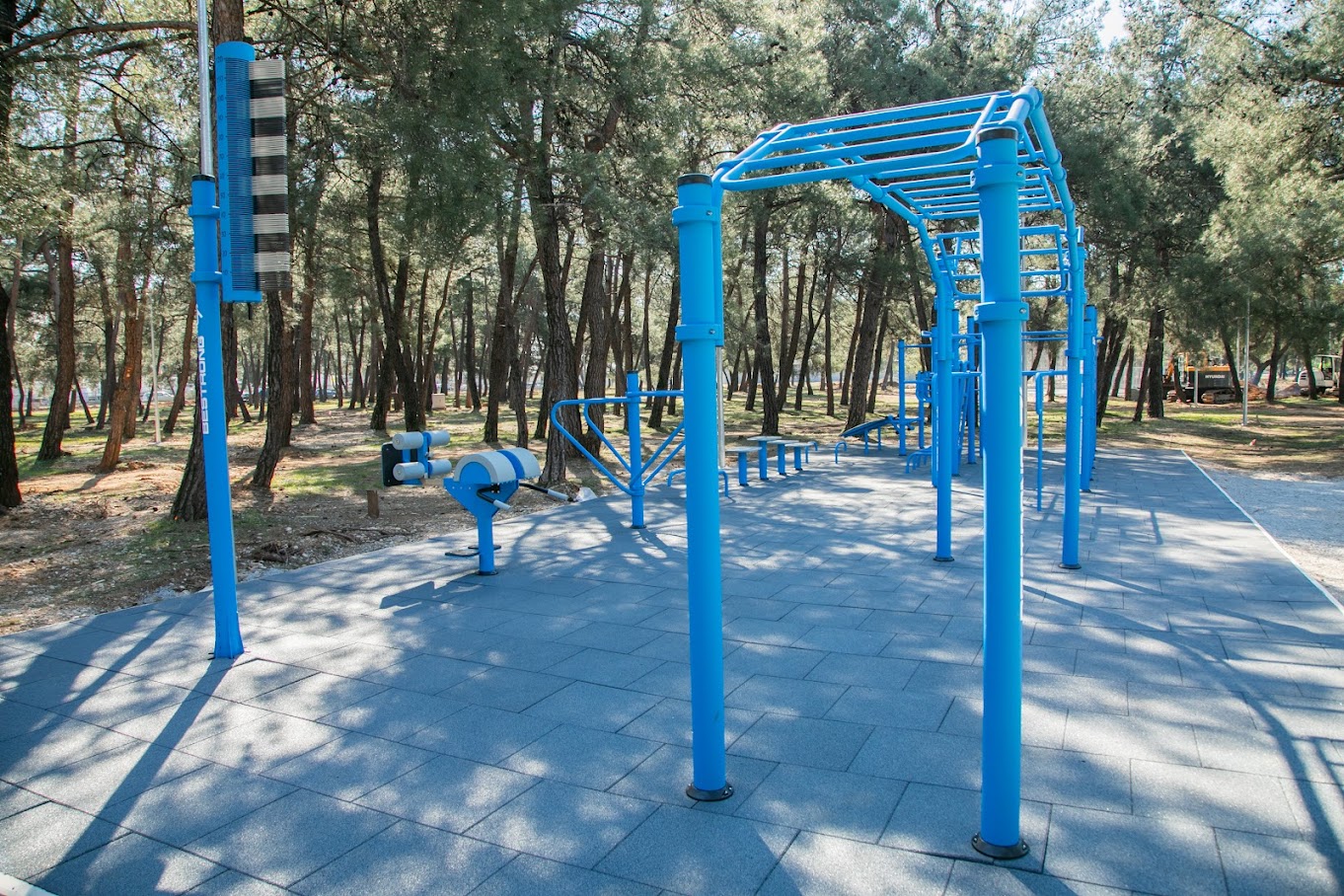 Vuković obišao buduću sportsko-rekreativnu zonu „13. jul“ na kojoj je postavljena najmodernija teretana na otvorenom