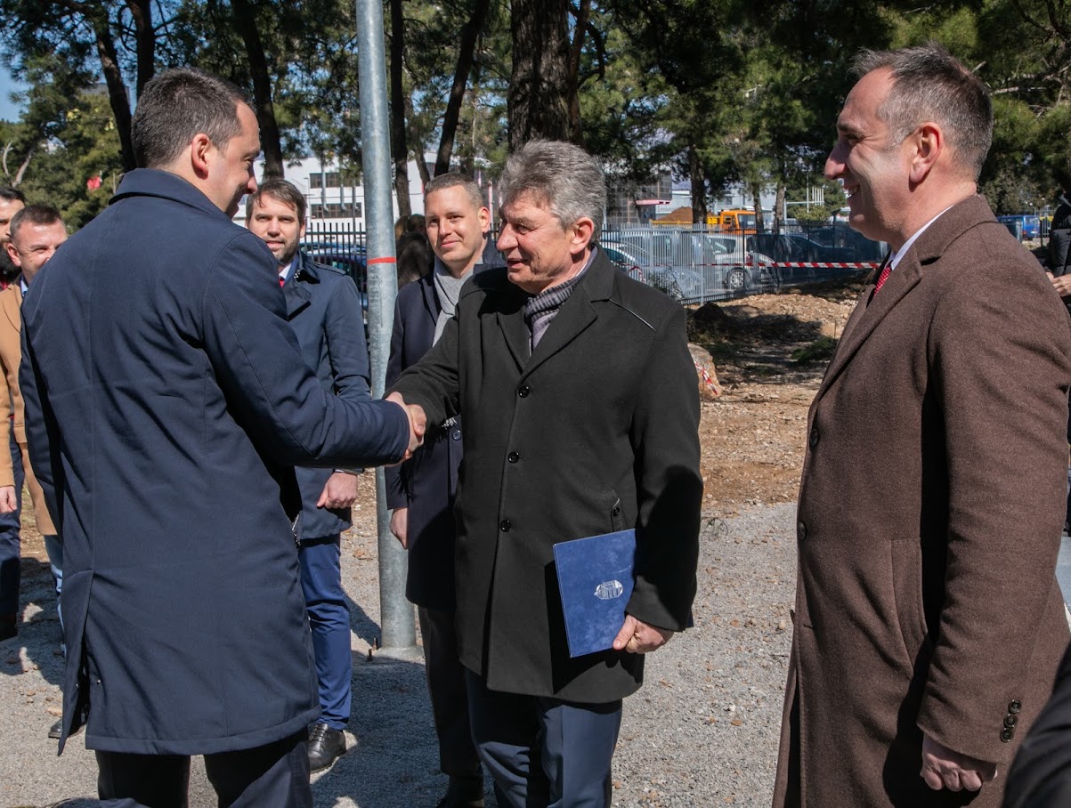 Vuković obišao buduću sportsko-rekreativnu zonu „13. jul“ na kojoj je postavljena najmodernija teretana na otvorenom
