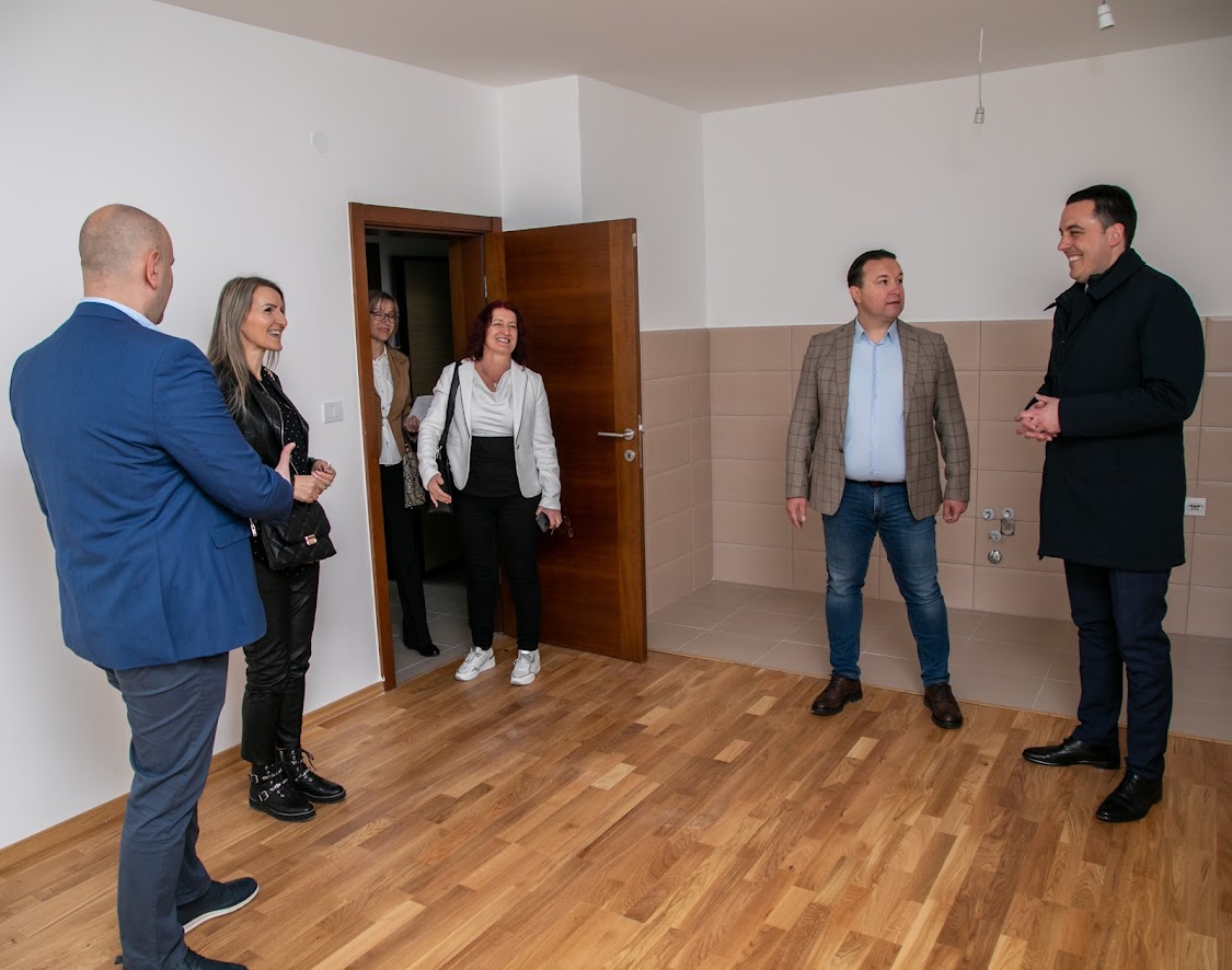 Vuković uručio ključeve: Stambeno pitanje riješio još 91 radnik naših preduzeća