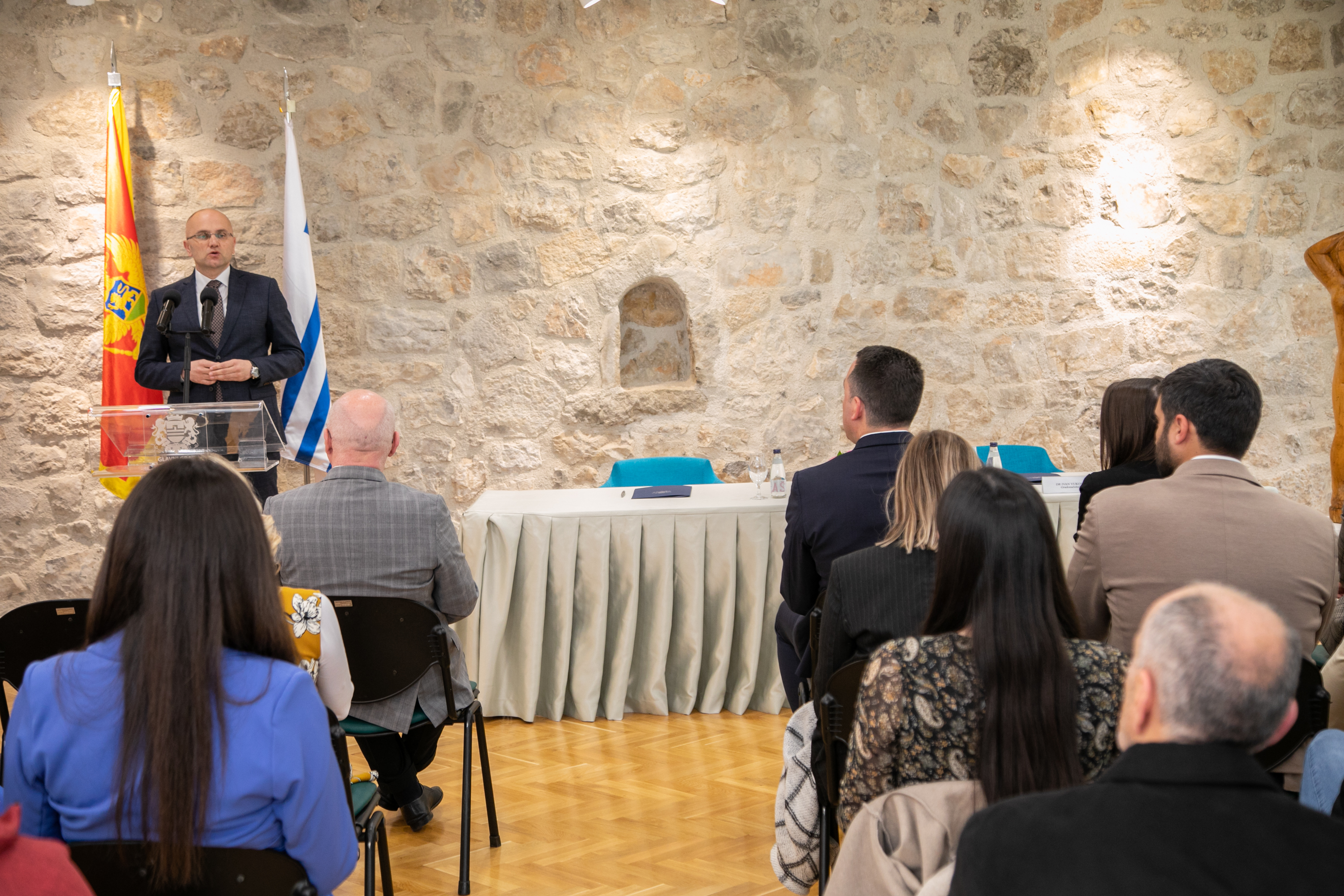 Vuković sa dobitnicima stipendije: Najbolje investicije su one usmjerene na mlade ljude i njihovo obrazovanje