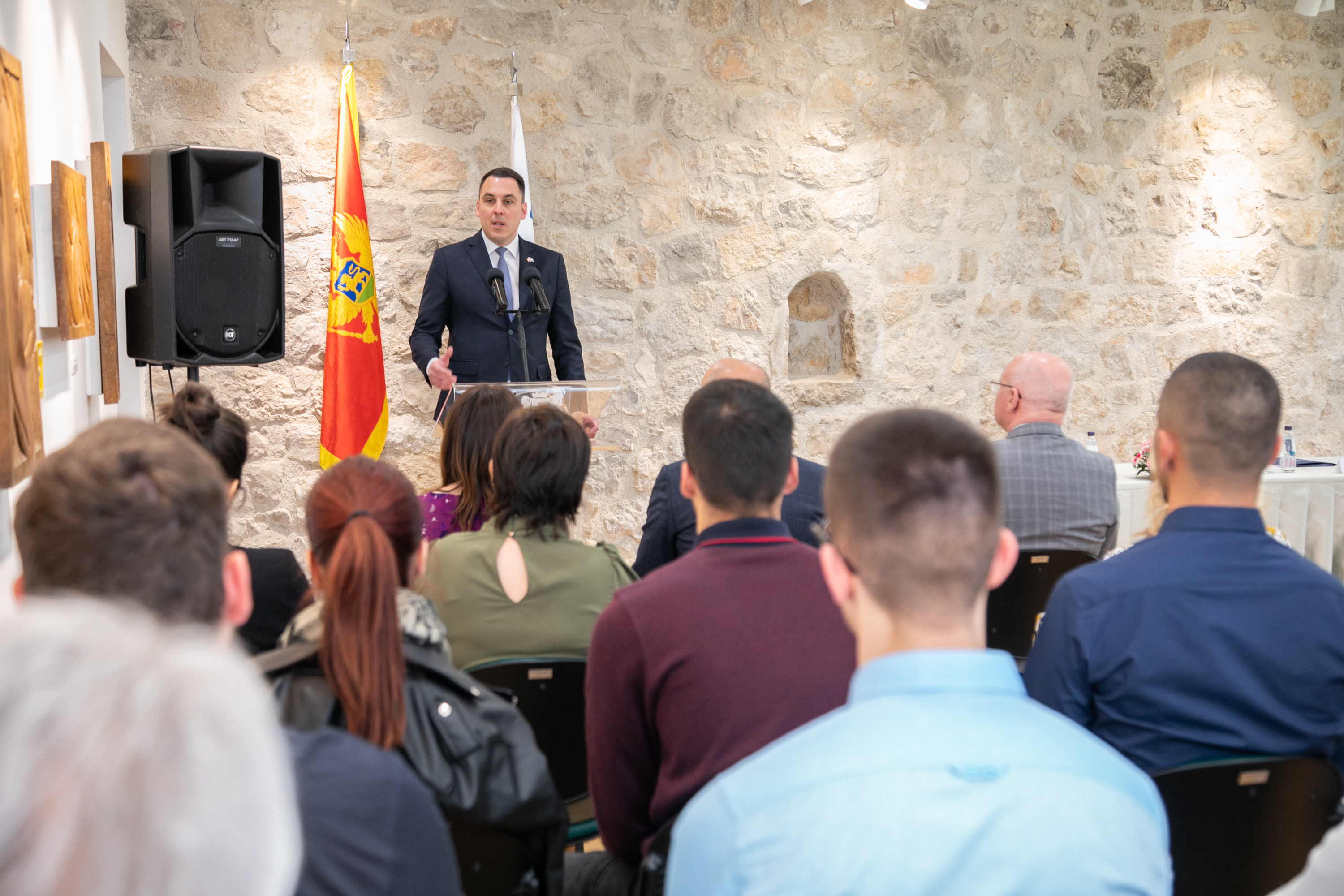 Vuković sa dobitnicima stipendije: Najbolje investicije su one usmjerene na mlade ljude i njihovo obrazovanje