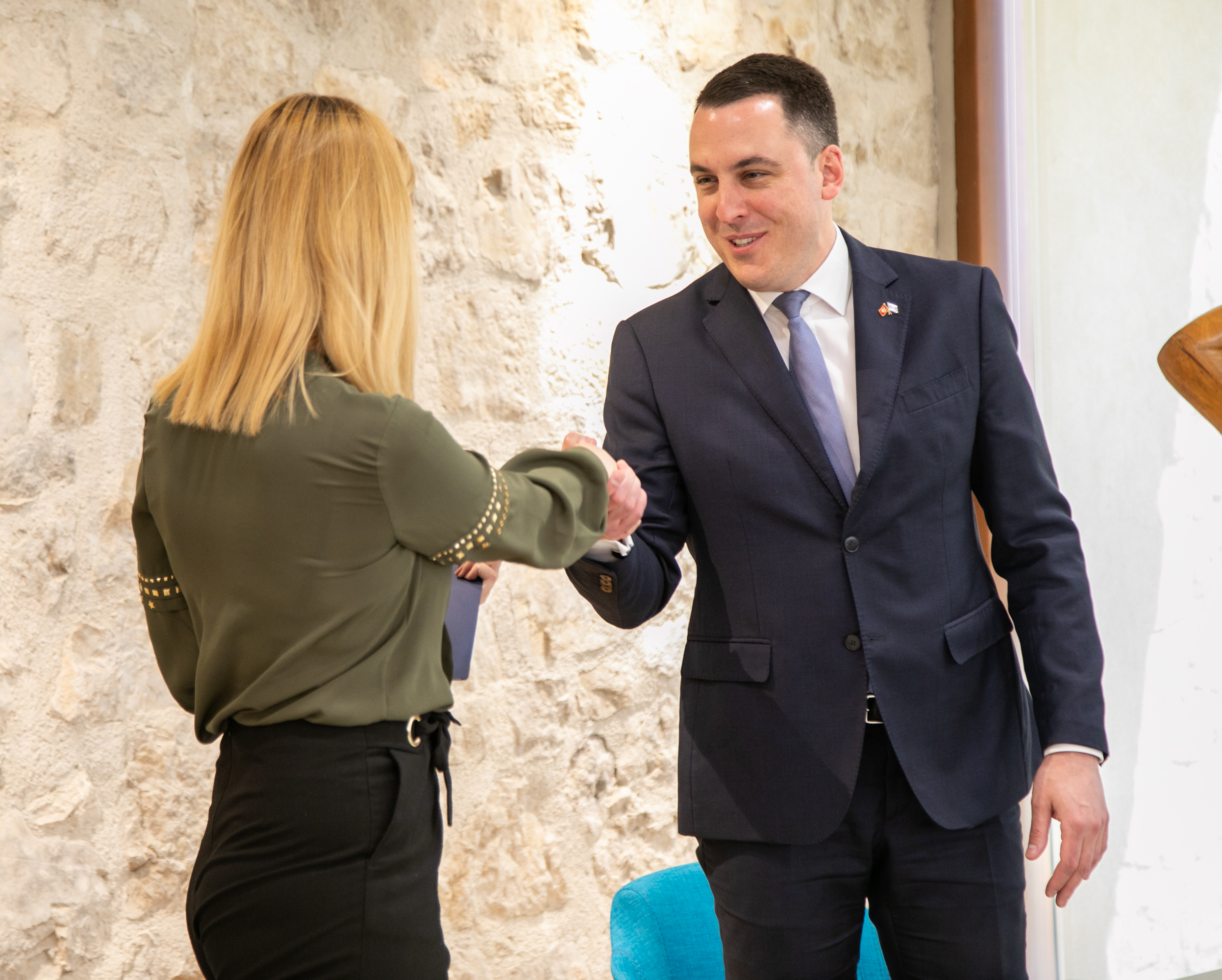 Vuković sa dobitnicima stipendije: Najbolje investicije su one usmjerene na mlade ljude i njihovo obrazovanje