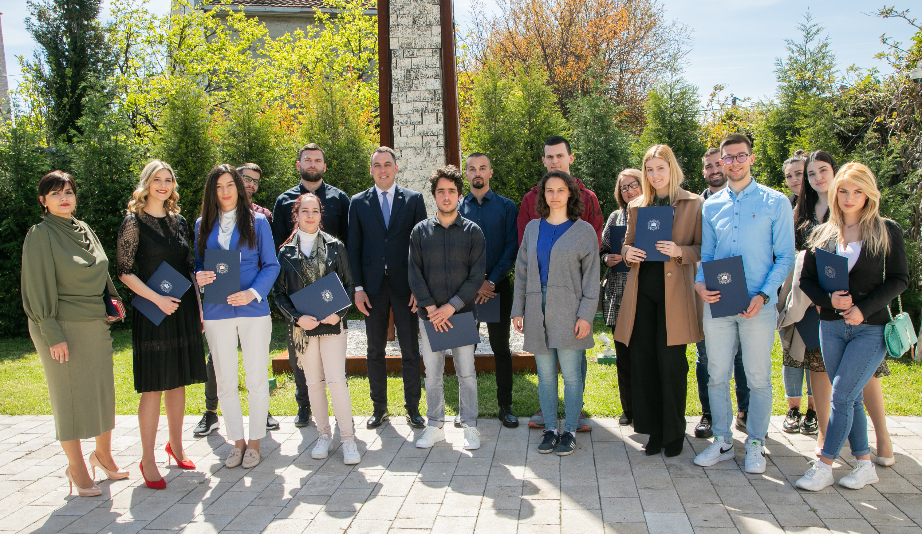 Vuković sa dobitnicima stipendije: Najbolje investicije su one usmjerene na mlade ljude i njihovo obrazovanje