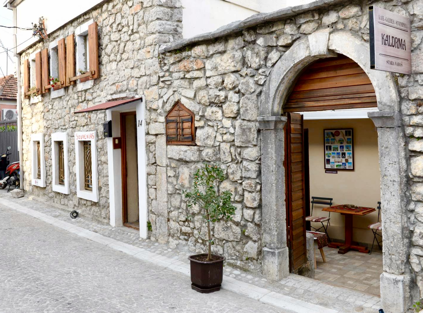 Uz podršku Glavnog grada otvoren kafe "Kaldrma" u Staroj varoši; Vuković najavio novi konkurs