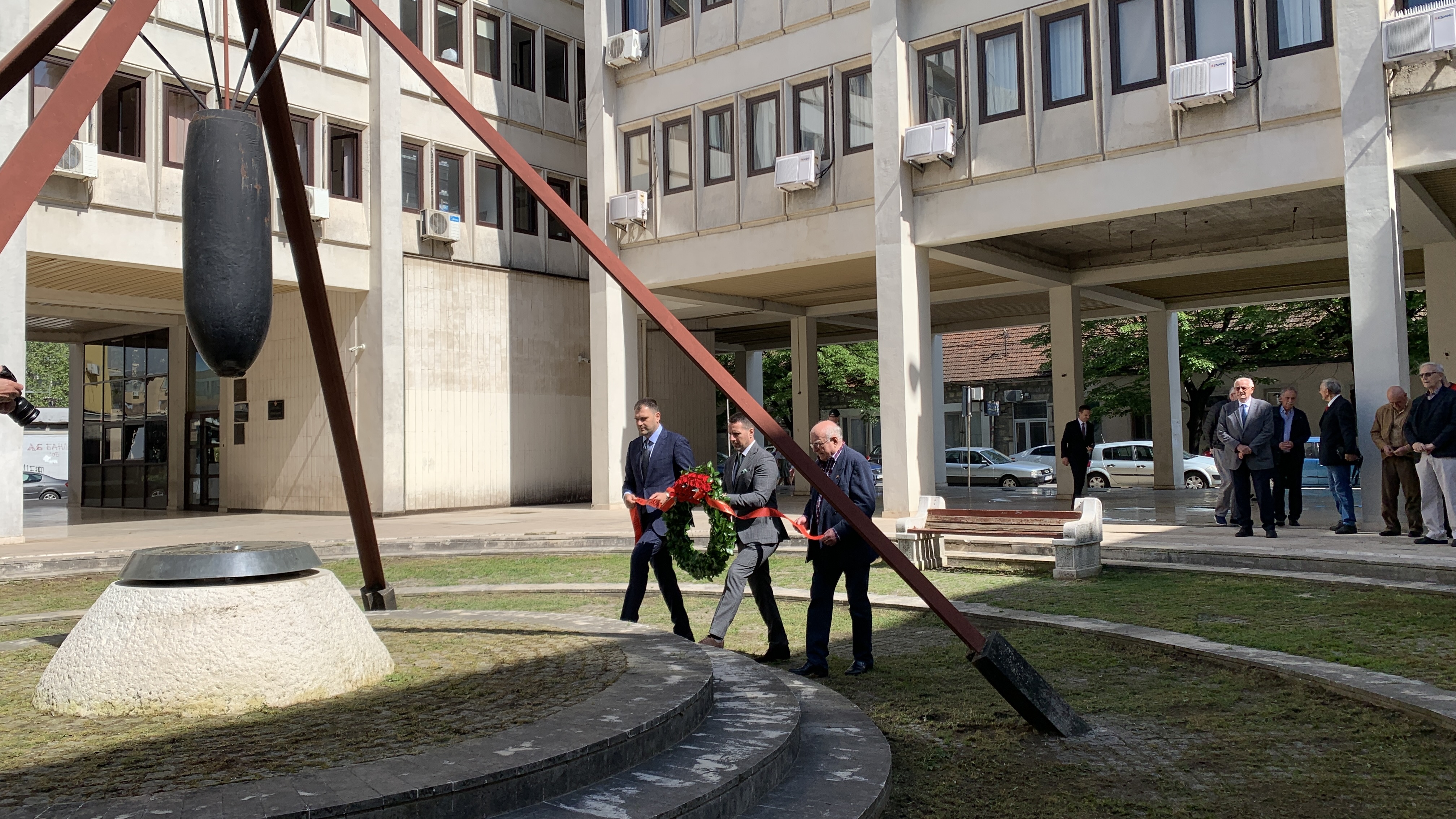 Položen vijenac na spomenik žrtvama savezničkog bombardovanja