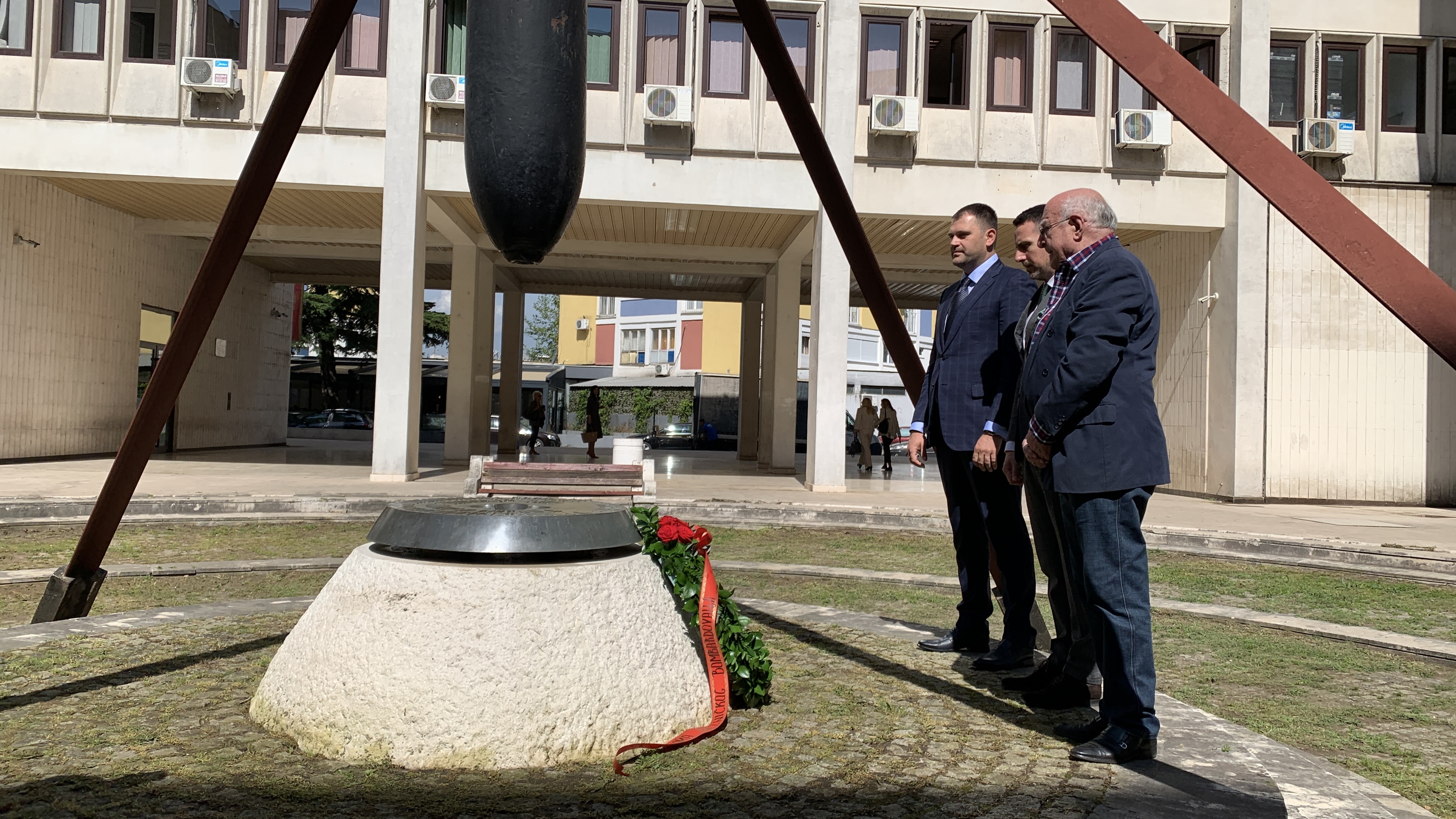 Položen vijenac na spomenik žrtvama savezničkog bombardovanja