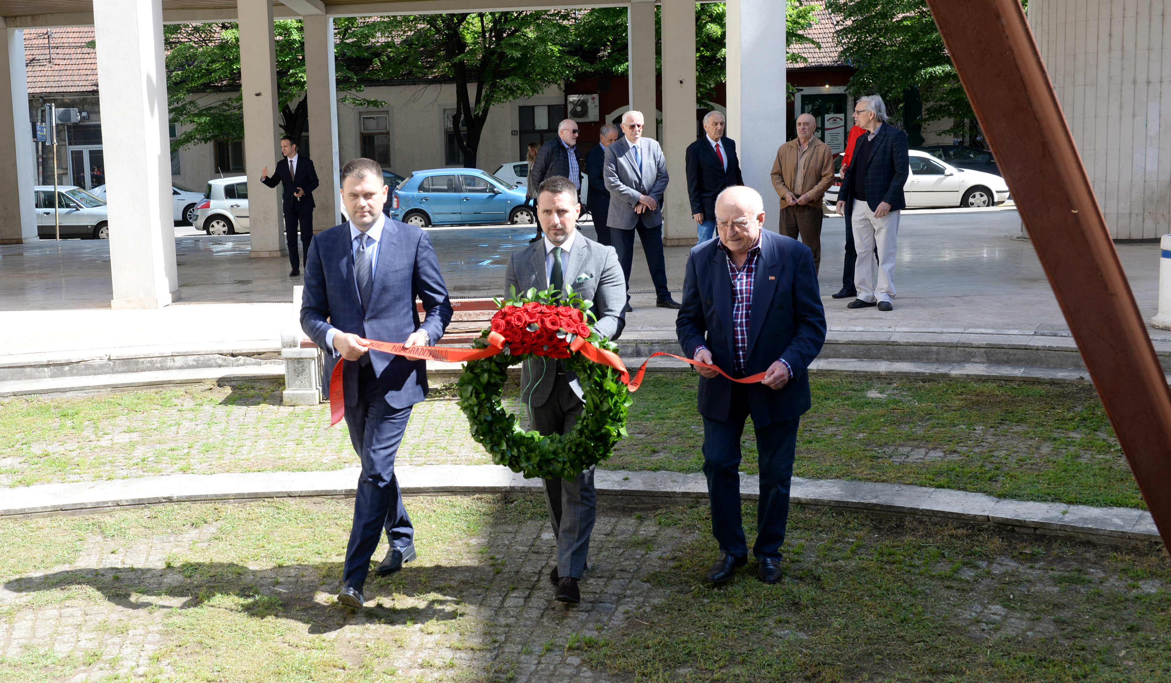 Položen vijenac na spomenik žrtvama savezničkog bombardovanja
