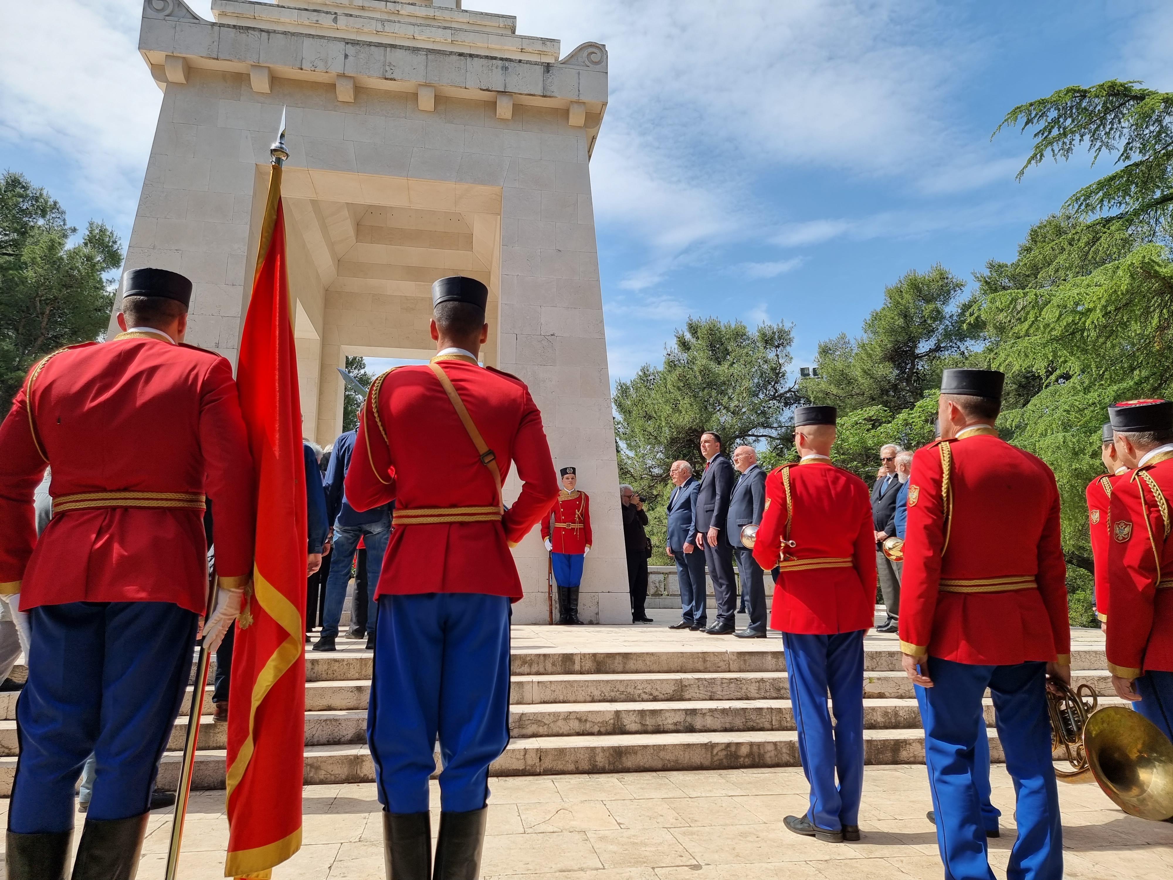 Delegacija Glavnog grada položila vijenac na Spomenik Partizanu borcu na Gorici