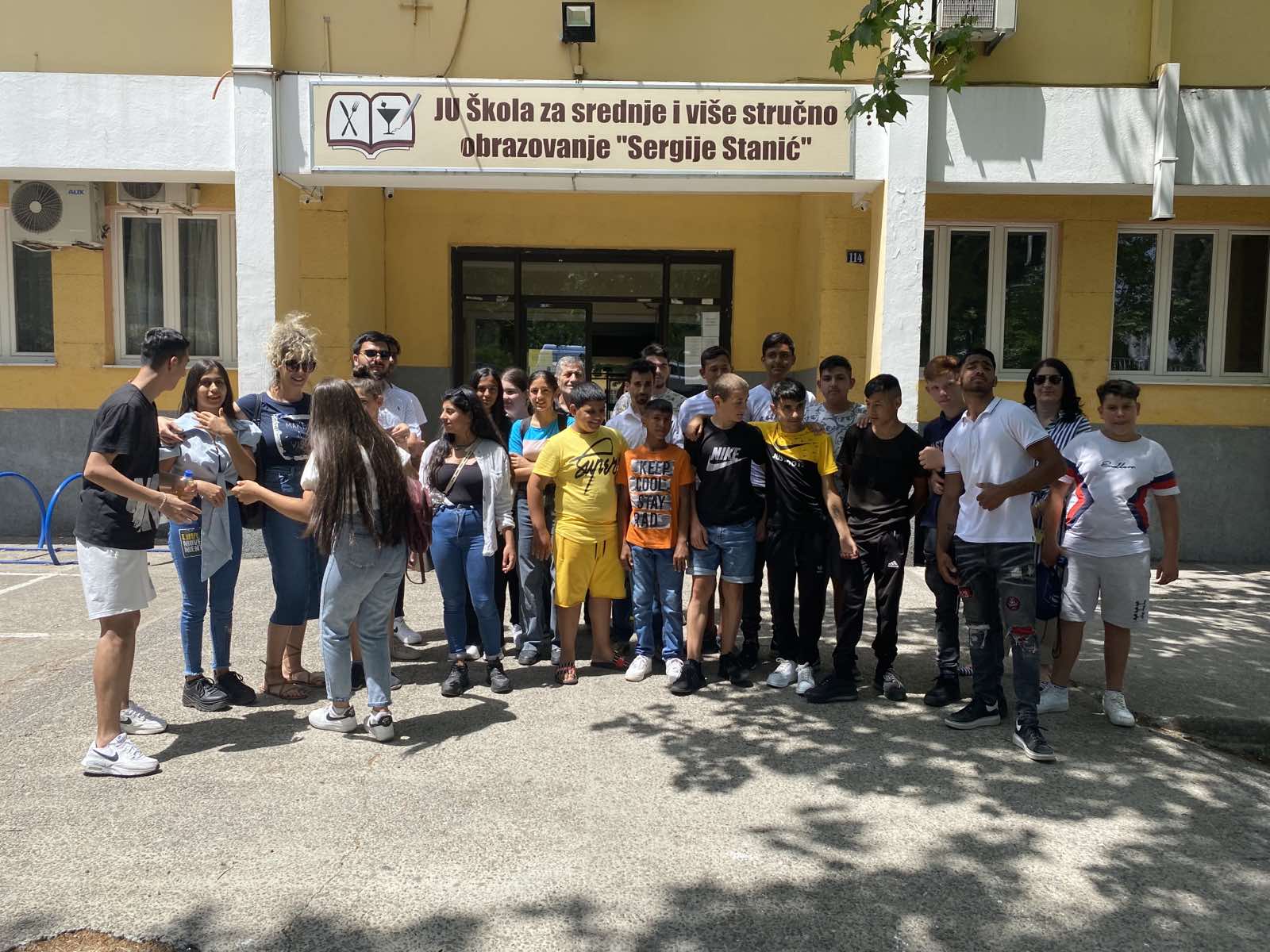 Mladi Romi i Egipćani u obilasku srednjih škola