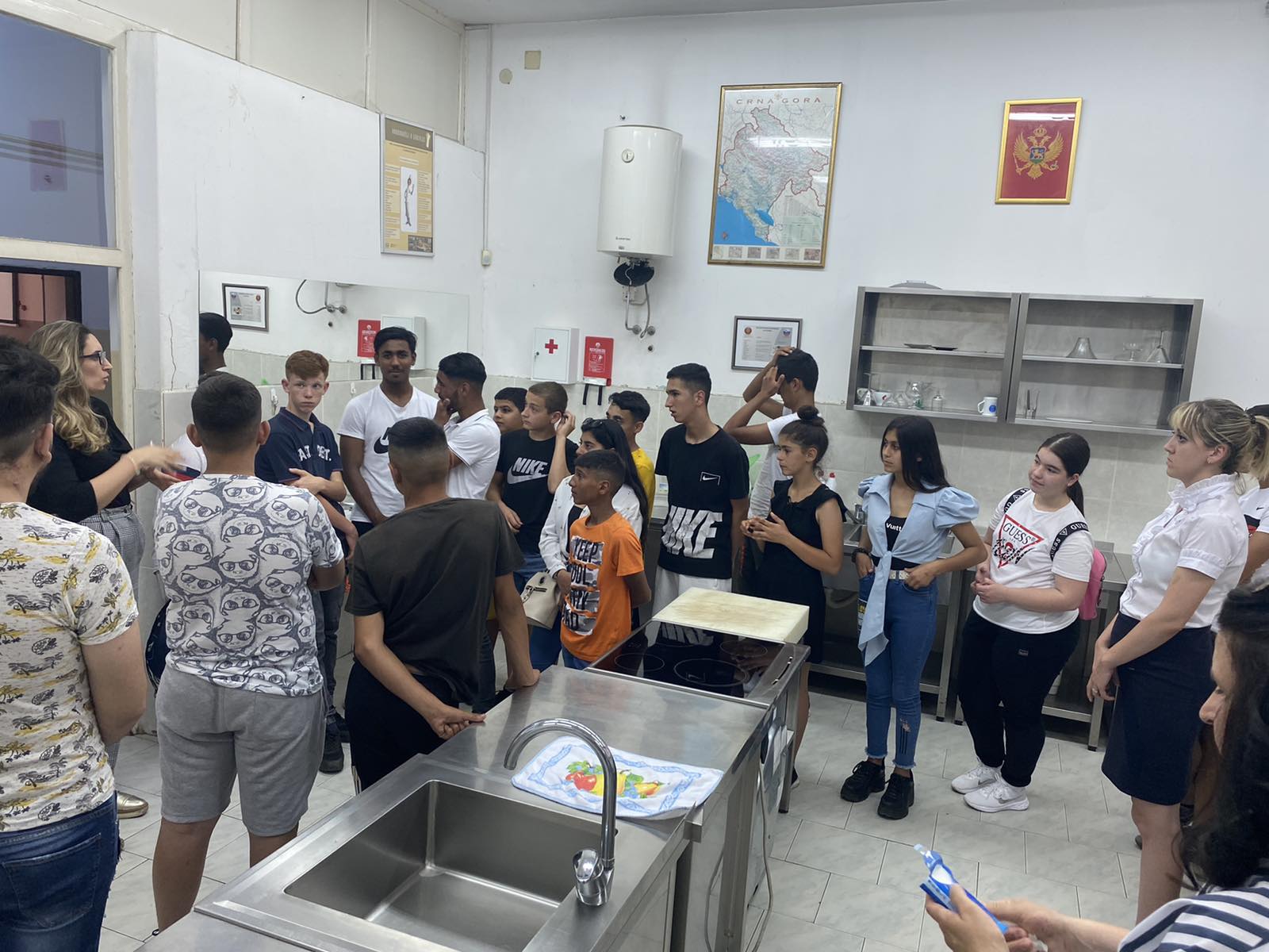 Mladi Romi i Egipćani u obilasku srednjih škola