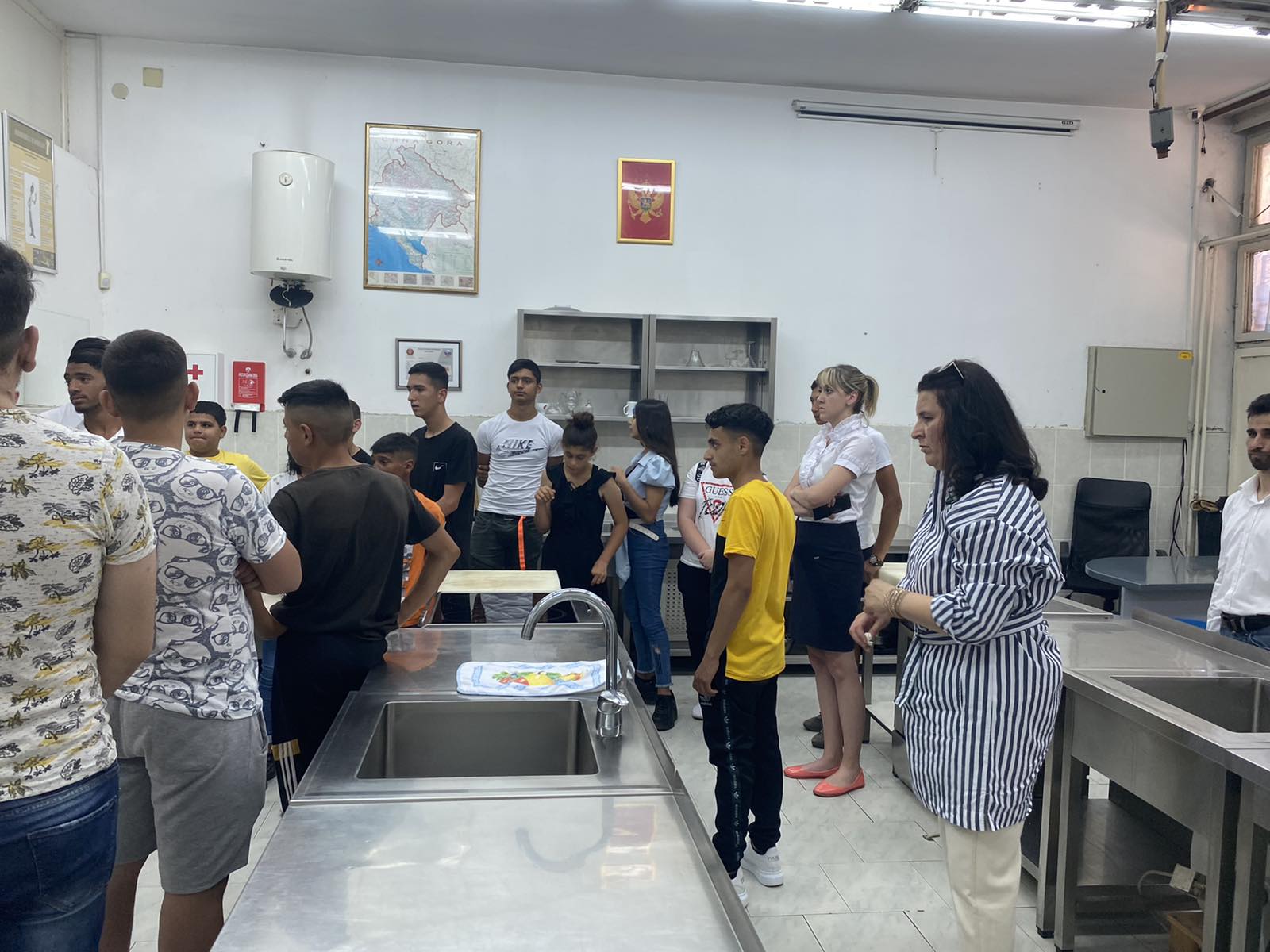 Mladi Romi i Egipćani u obilasku srednjih škola