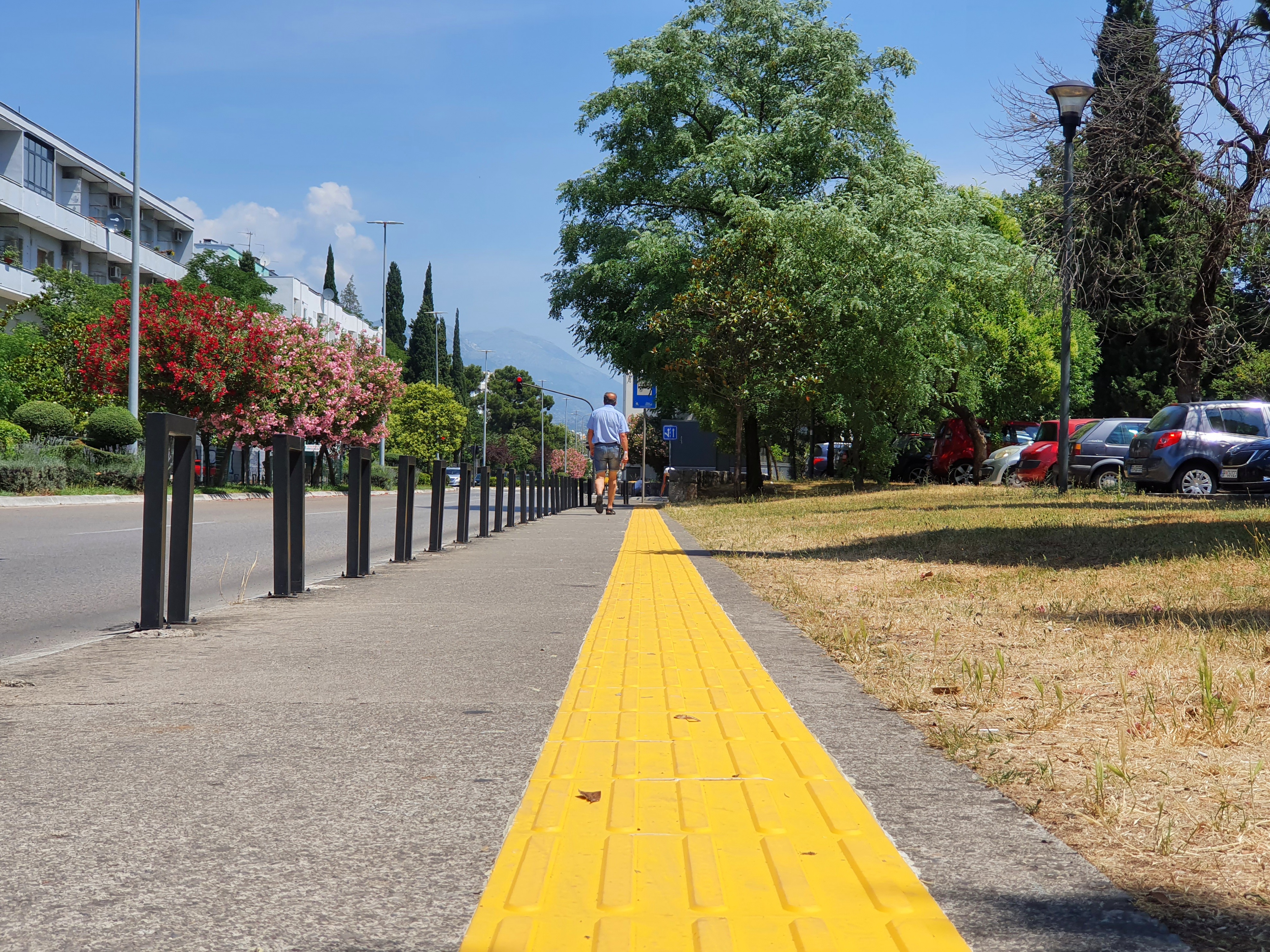 Na više lokacija u gradu počela ugradnja novih taktilnih staza vodilja za osobe sa oštećenim vidom