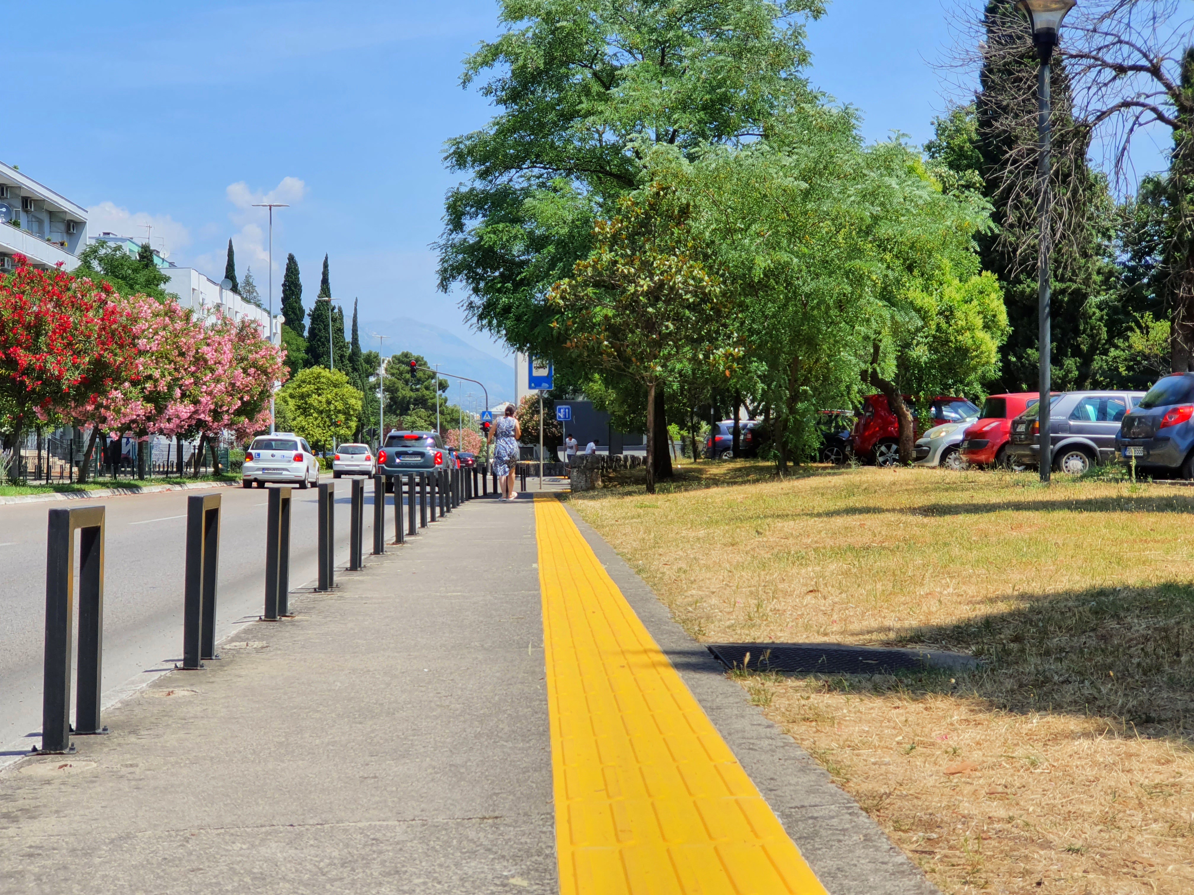 Na više lokacija u gradu počela ugradnja novih taktilnih staza vodilja za osobe sa oštećenim vidom