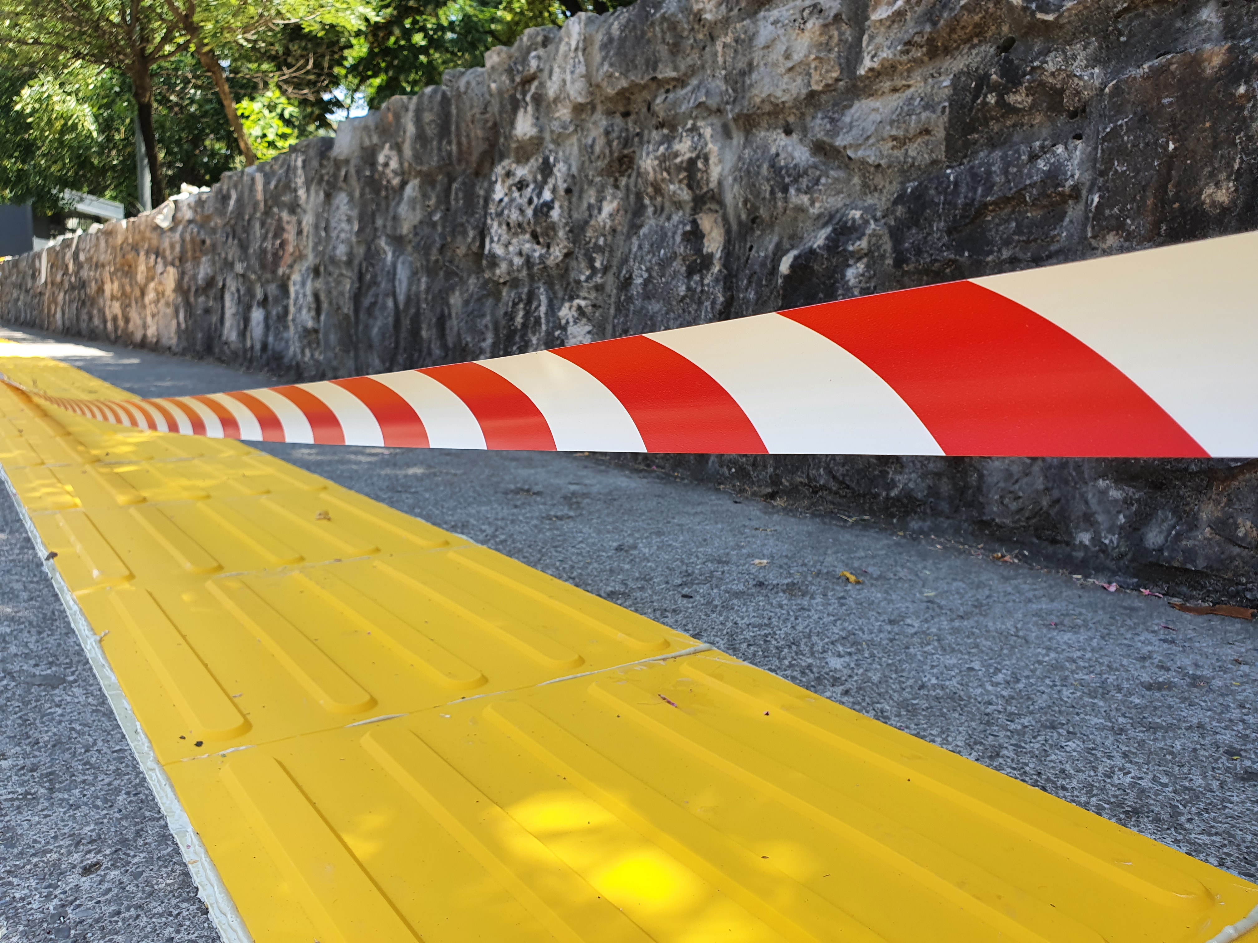 Na više lokacija u gradu počela ugradnja novih taktilnih staza vodilja za osobe sa oštećenim vidom