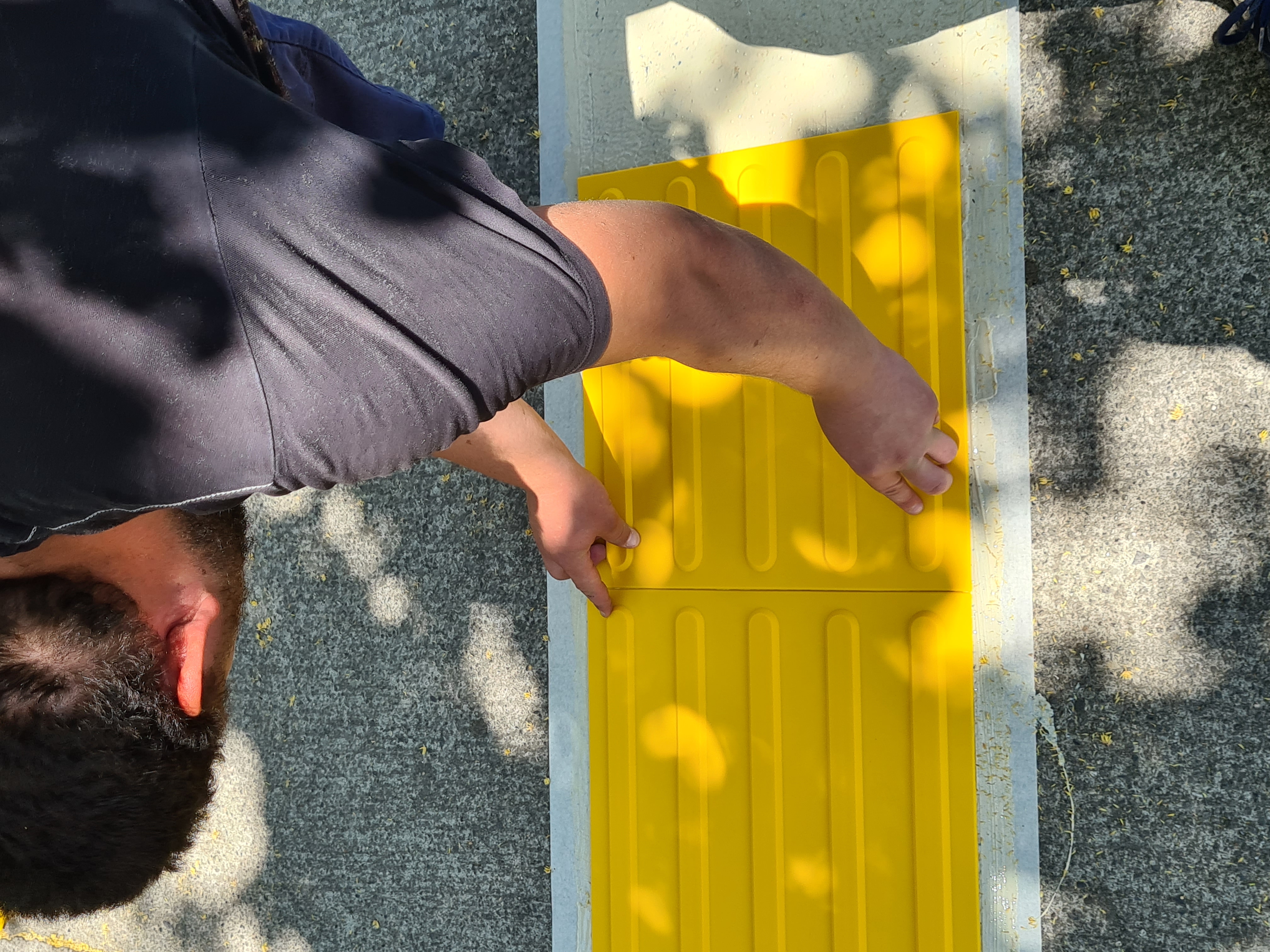 Na više lokacija u gradu počela ugradnja novih taktilnih staza vodilja za osobe sa oštećenim vidom