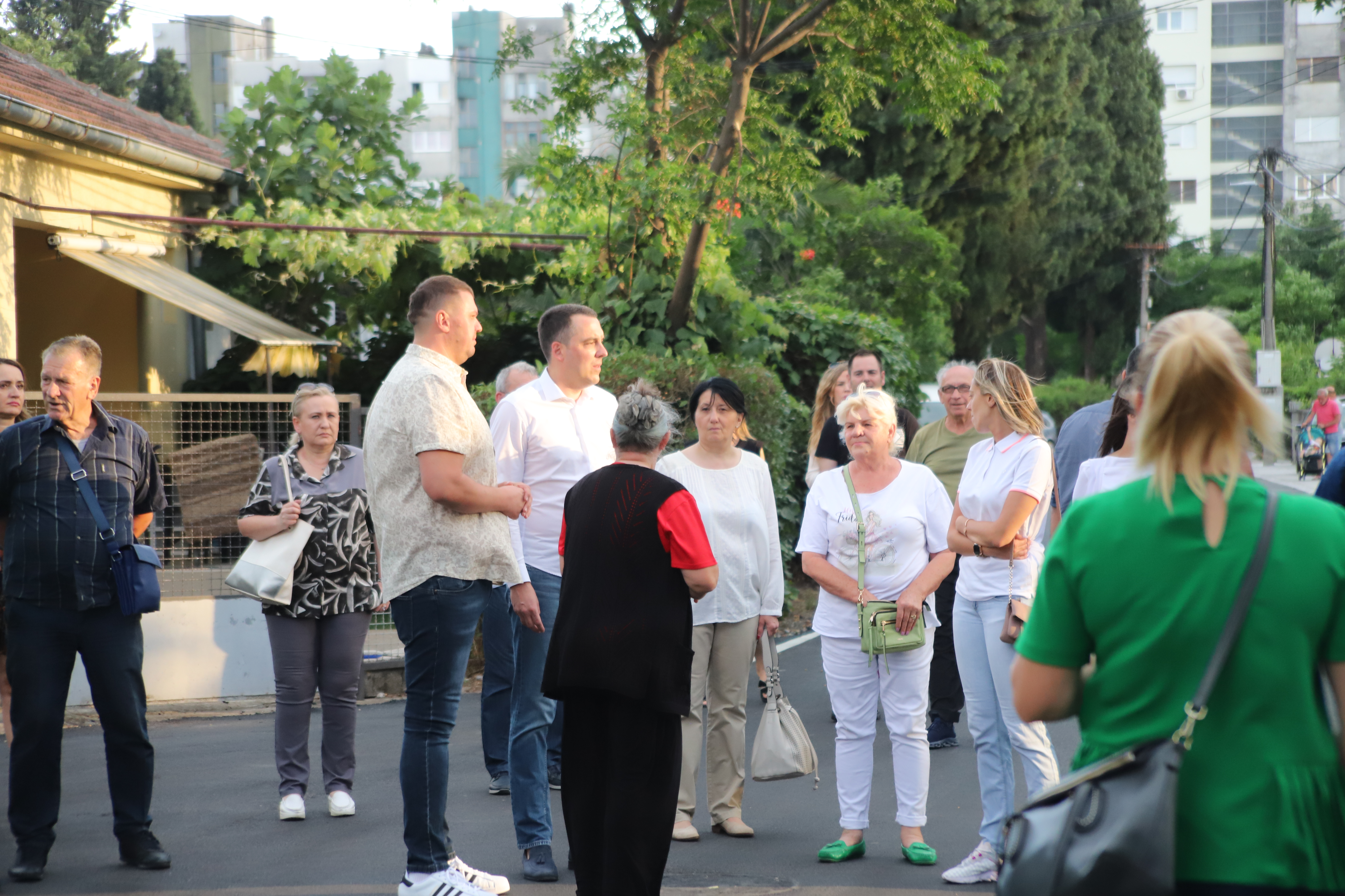 Sanirana saobraćajnica i novih 85 parking mjesta u MZ 19. decembar; Građani zadovoljni razvojem ovog dijela grada