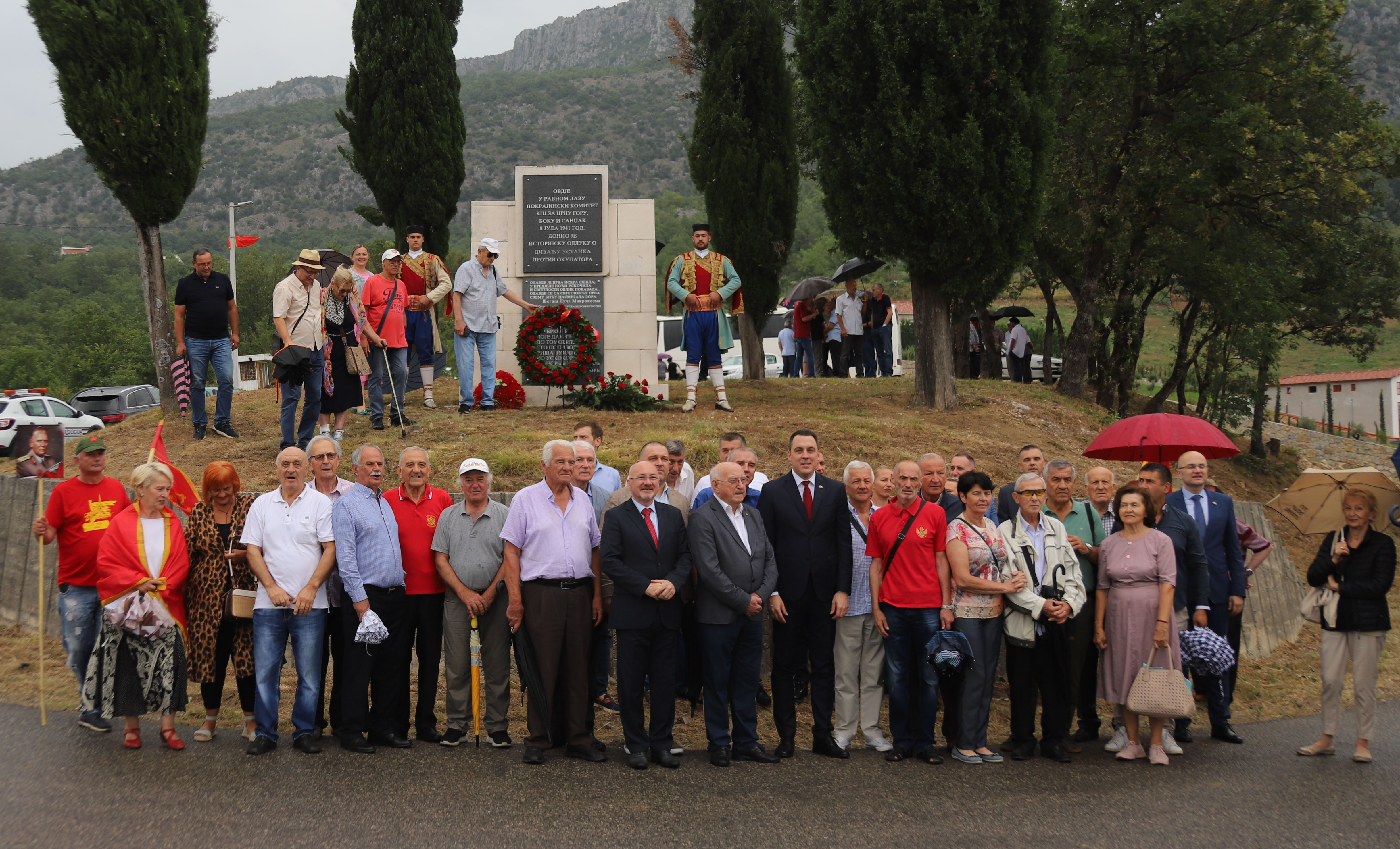 Položen vijenac na spomenik na Ravnom lazu u Piperima