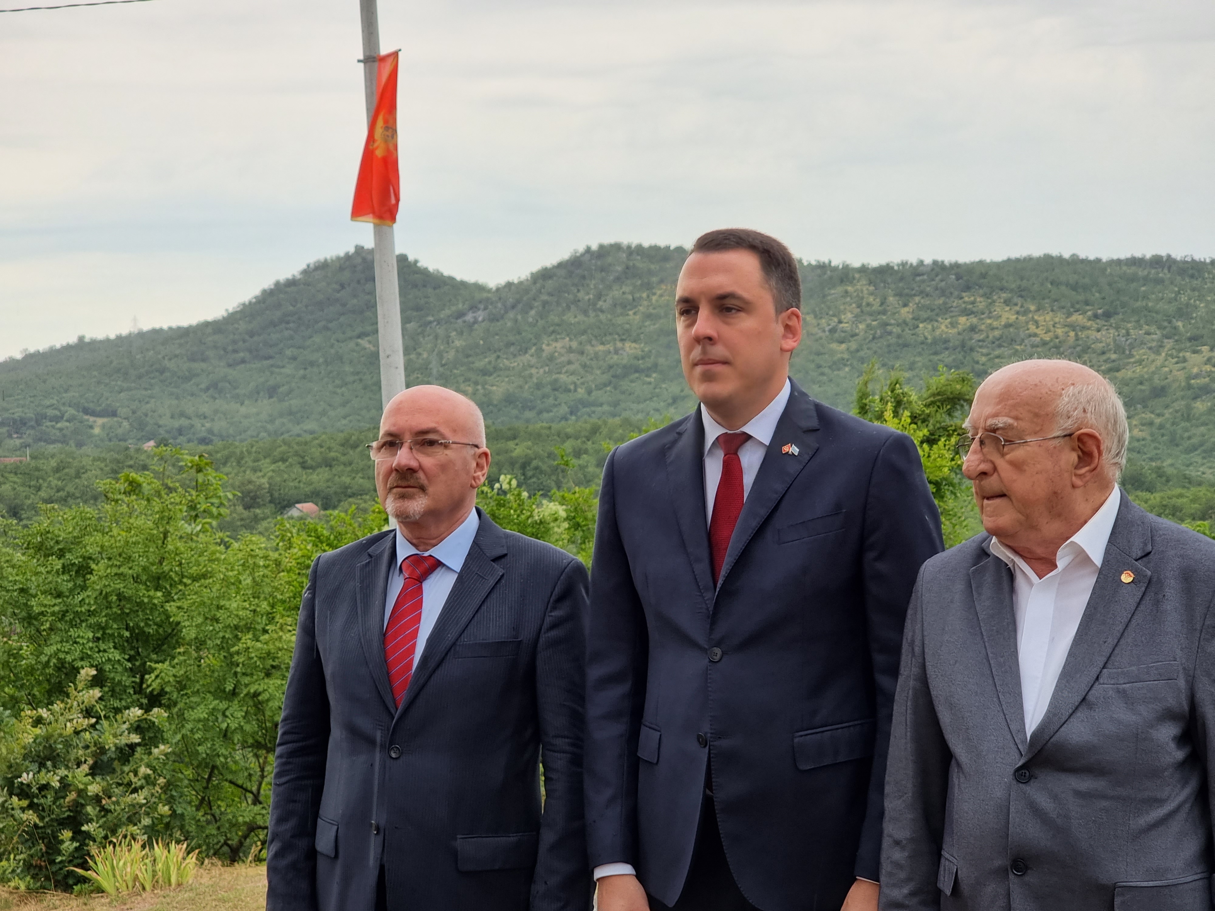 Položen vijenac na spomenik na Ravnom lazu u Piperima