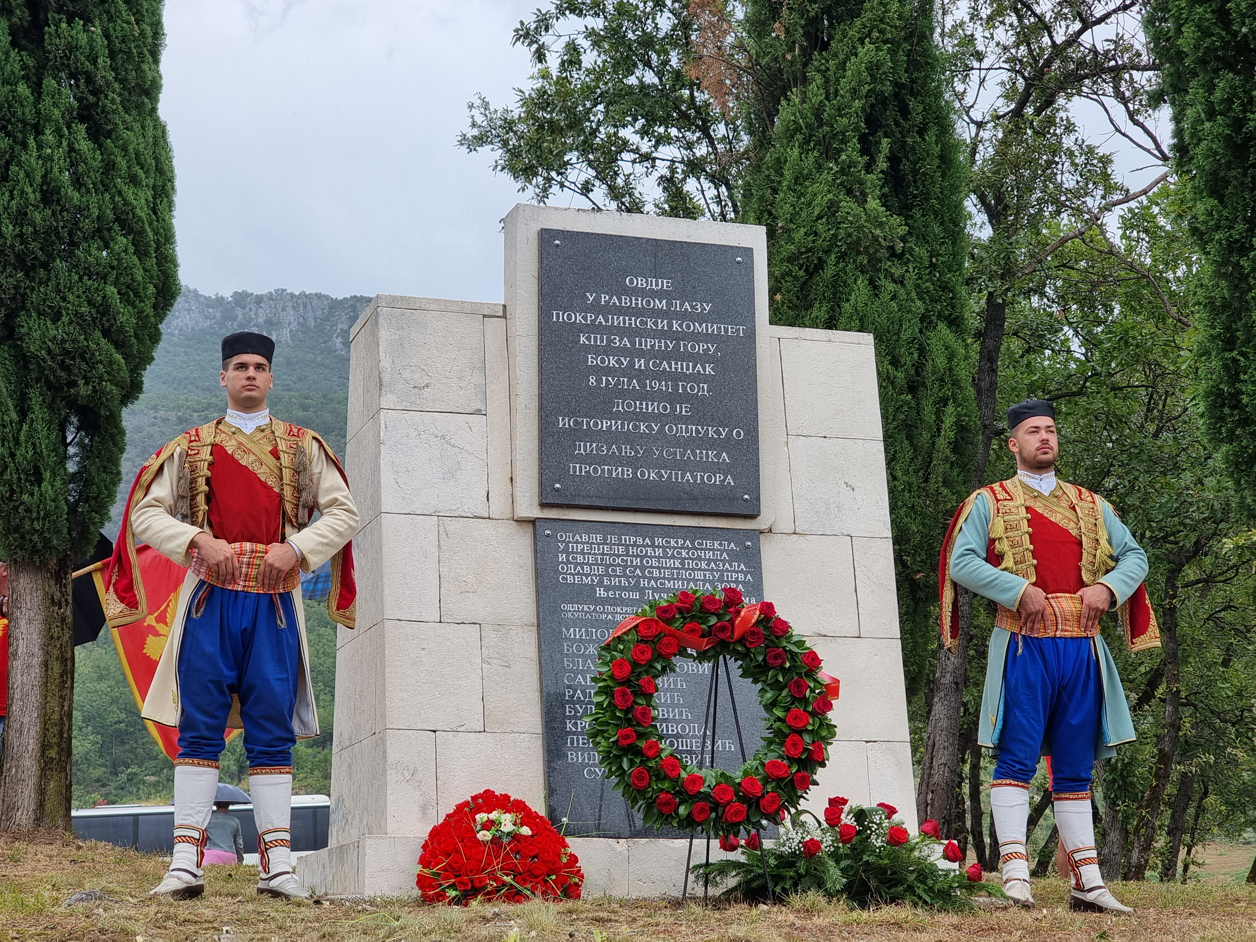 Položen vijenac na spomenik na Ravnom lazu u Piperima