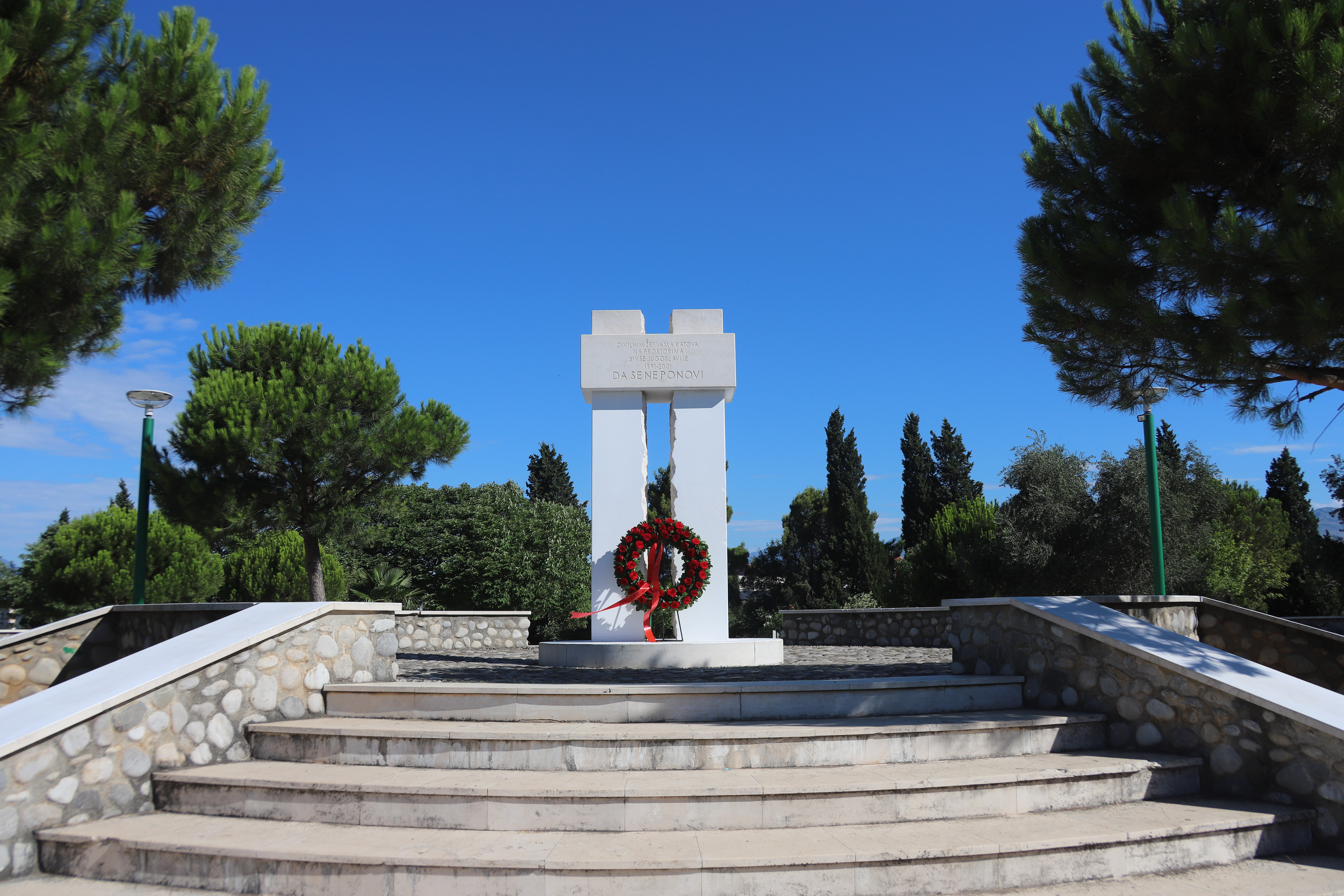 U znak sjećanja na žrtve Srebrenice položen vijenac na spomenik na Pobrežju