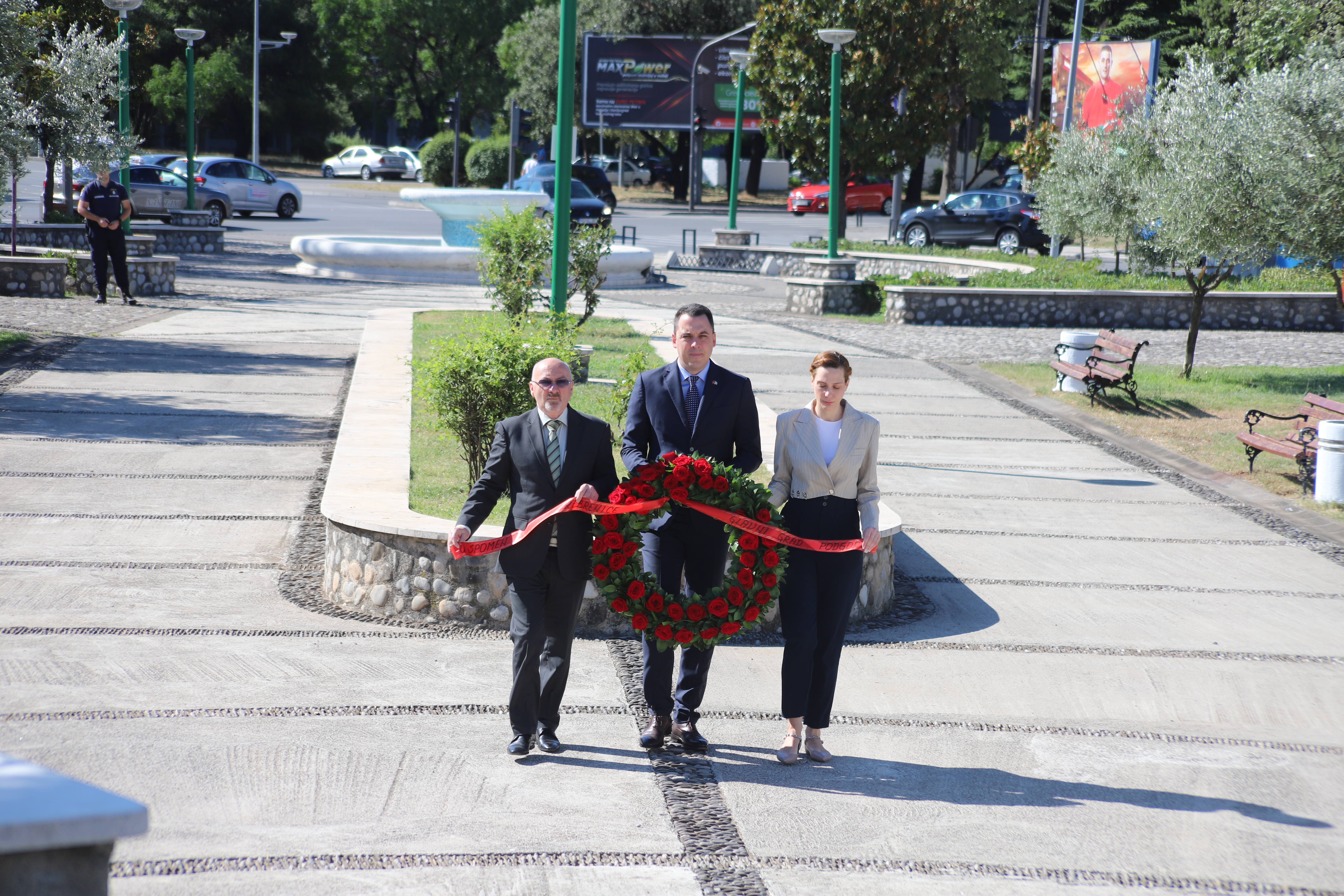 U znak sjećanja na žrtve Srebrenice položen vijenac na spomenik na Pobrežju