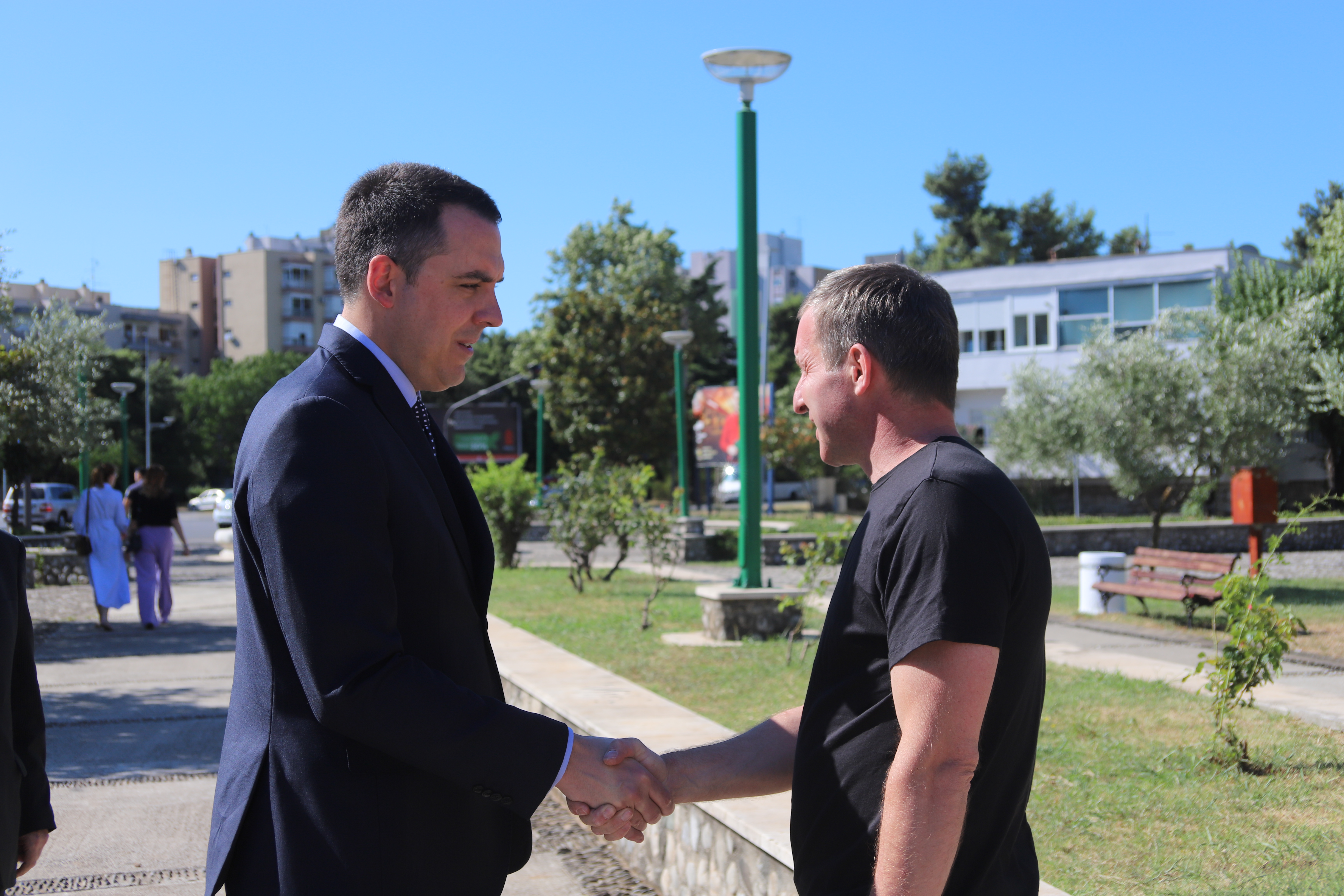 U znak sjećanja na žrtve Srebrenice položen vijenac na spomenik na Pobrežju