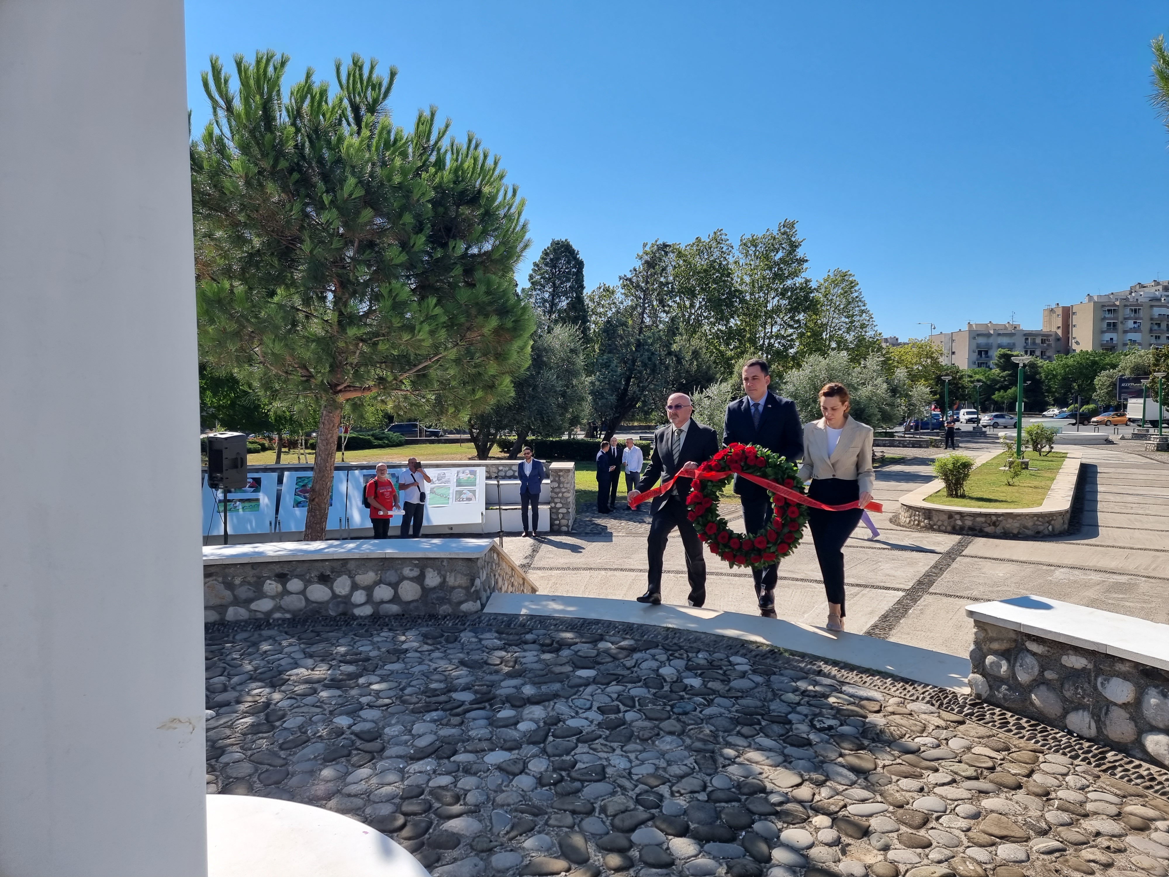 U znak sjećanja na žrtve Srebrenice položen vijenac na spomenik na Pobrežju