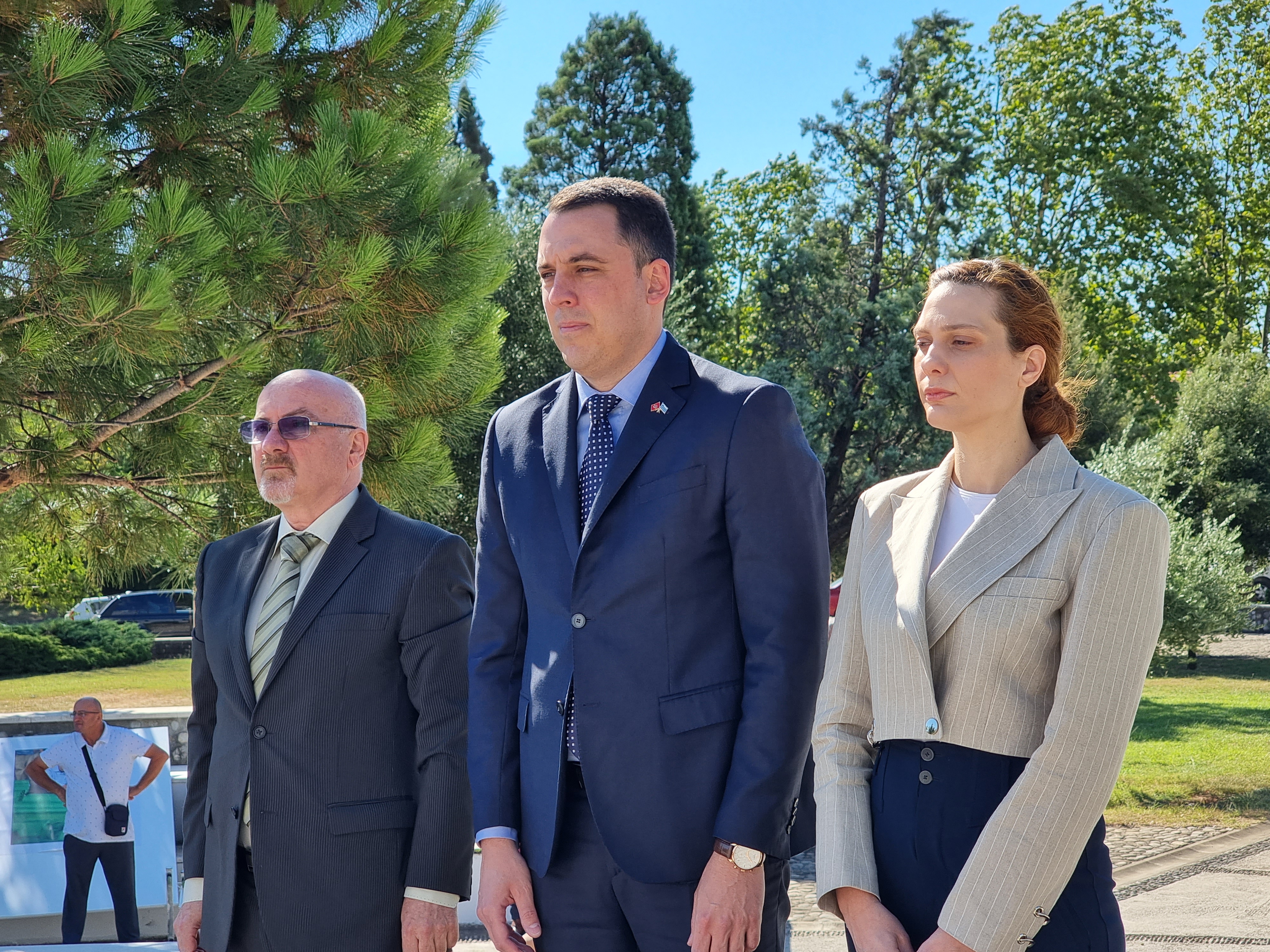 U znak sjećanja na žrtve Srebrenice položen vijenac na spomenik na Pobrežju