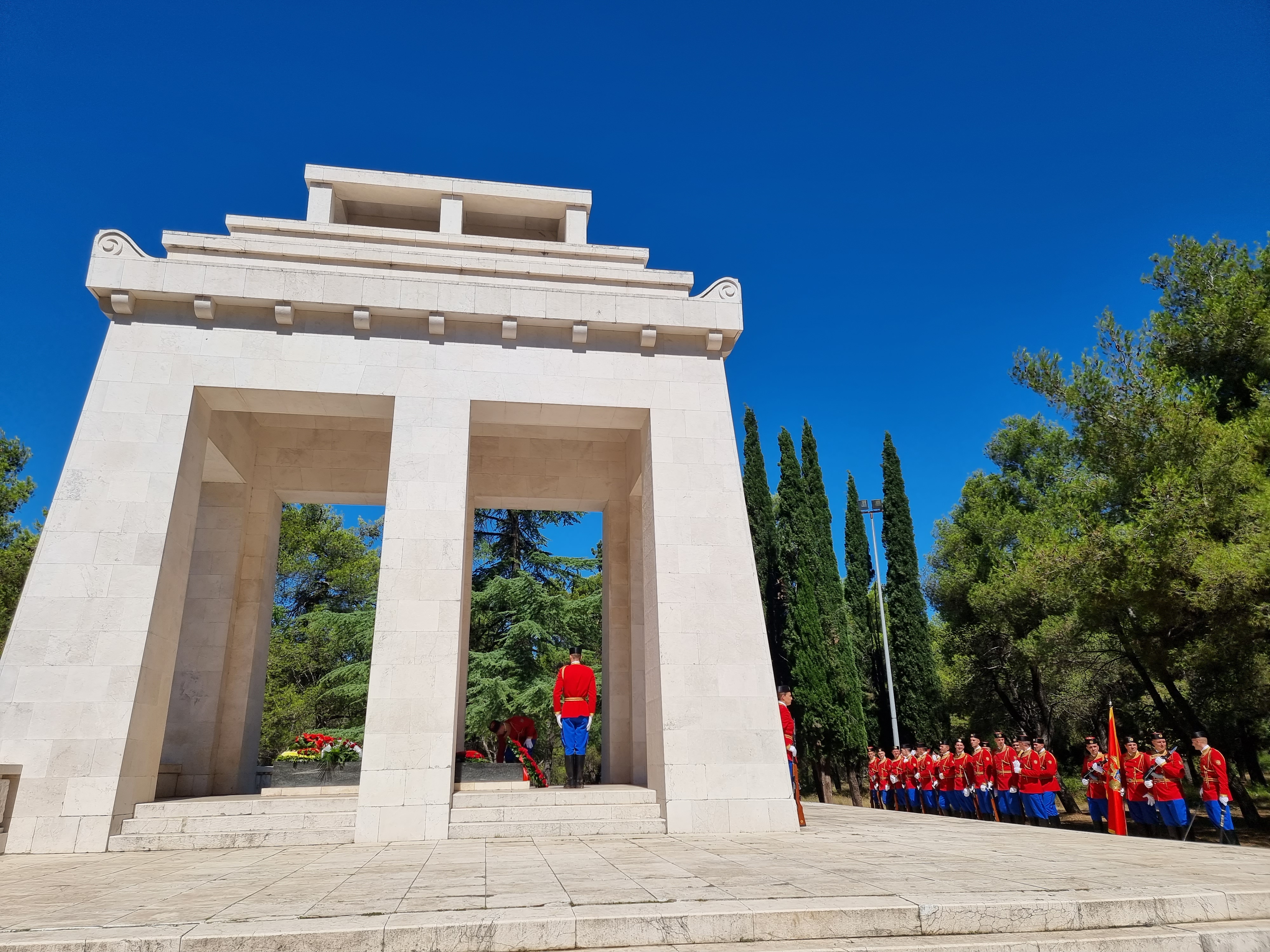 Povodom Dana državnosti delegacija Glavnog grada položila vijenac na Spomenik partizanu borcu na Gorici