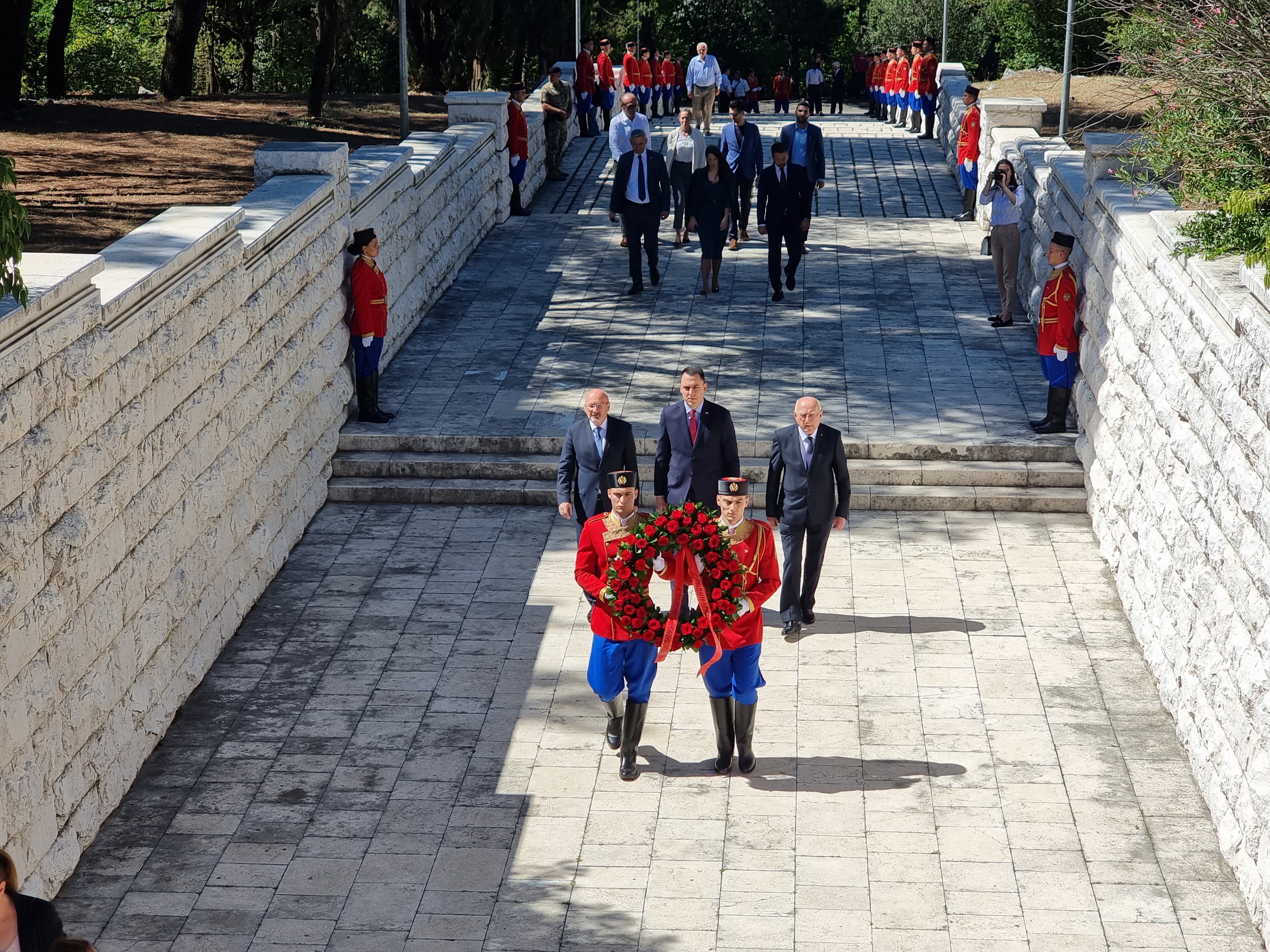 Povodom Dana državnosti delegacija Glavnog grada položila vijenac na Spomenik partizanu borcu na Gorici