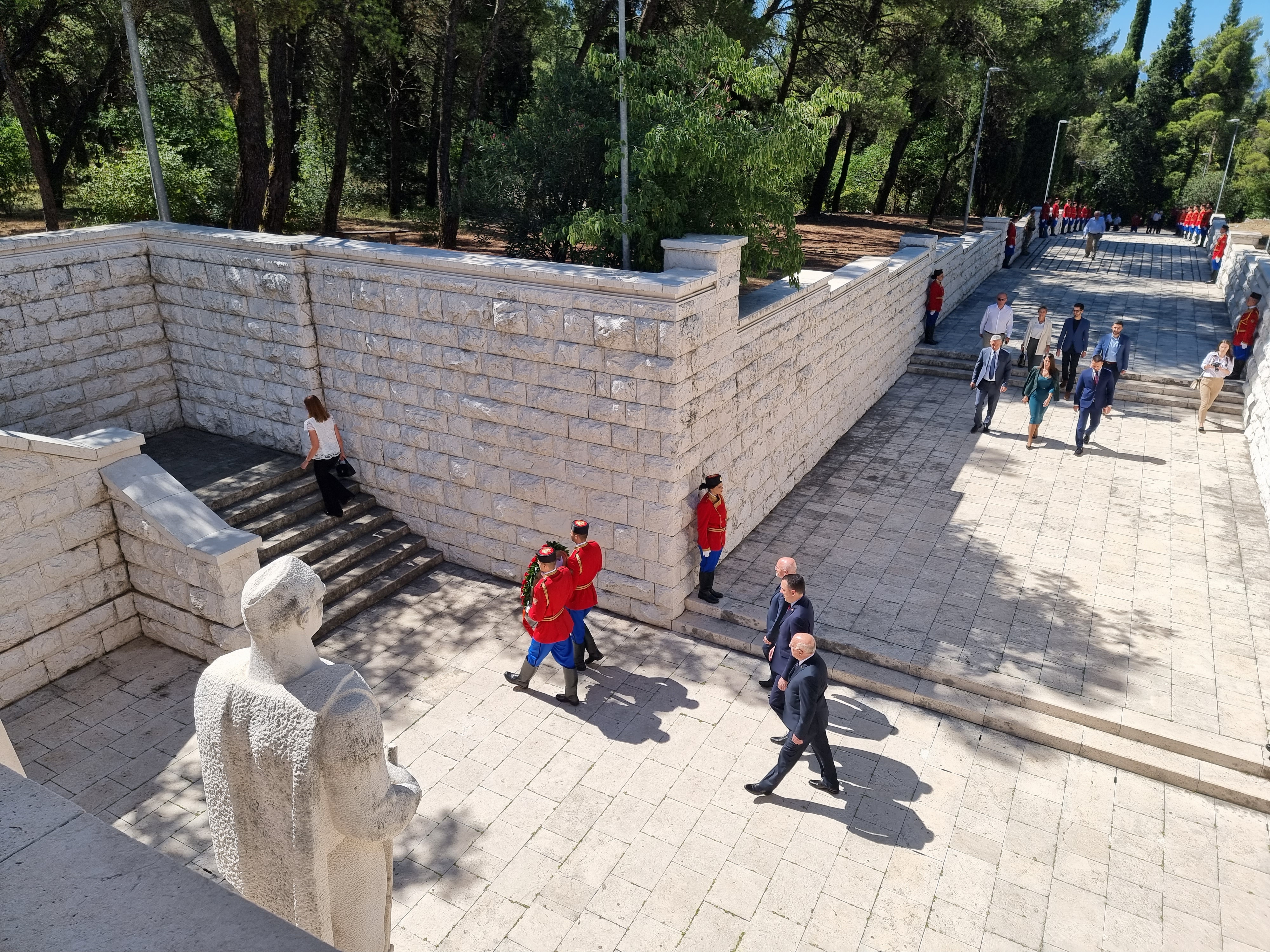 Povodom Dana državnosti delegacija Glavnog grada položila vijenac na Spomenik partizanu borcu na Gorici