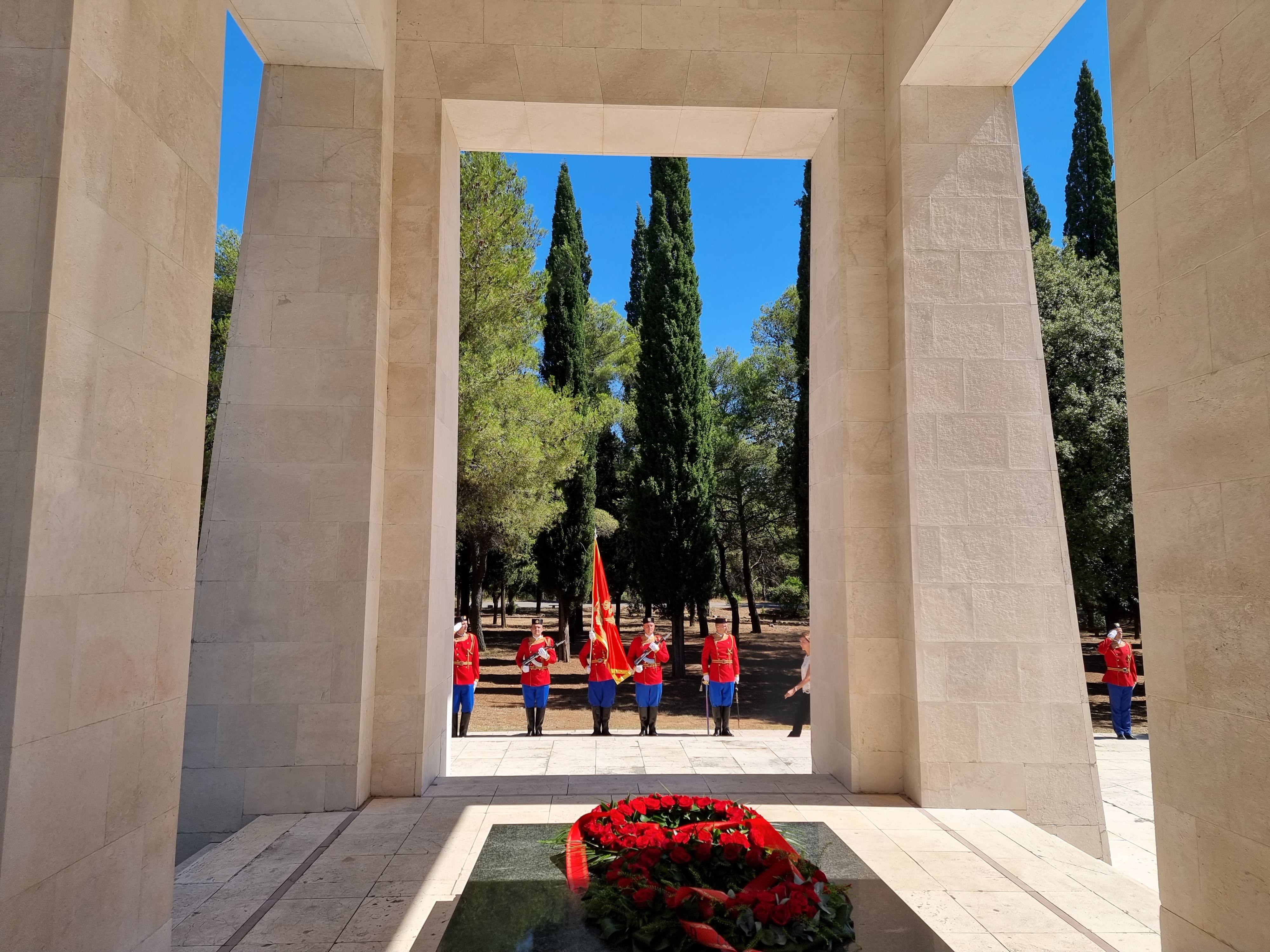 Povodom Dana državnosti delegacija Glavnog grada položila vijenac na Spomenik partizanu borcu na Gorici