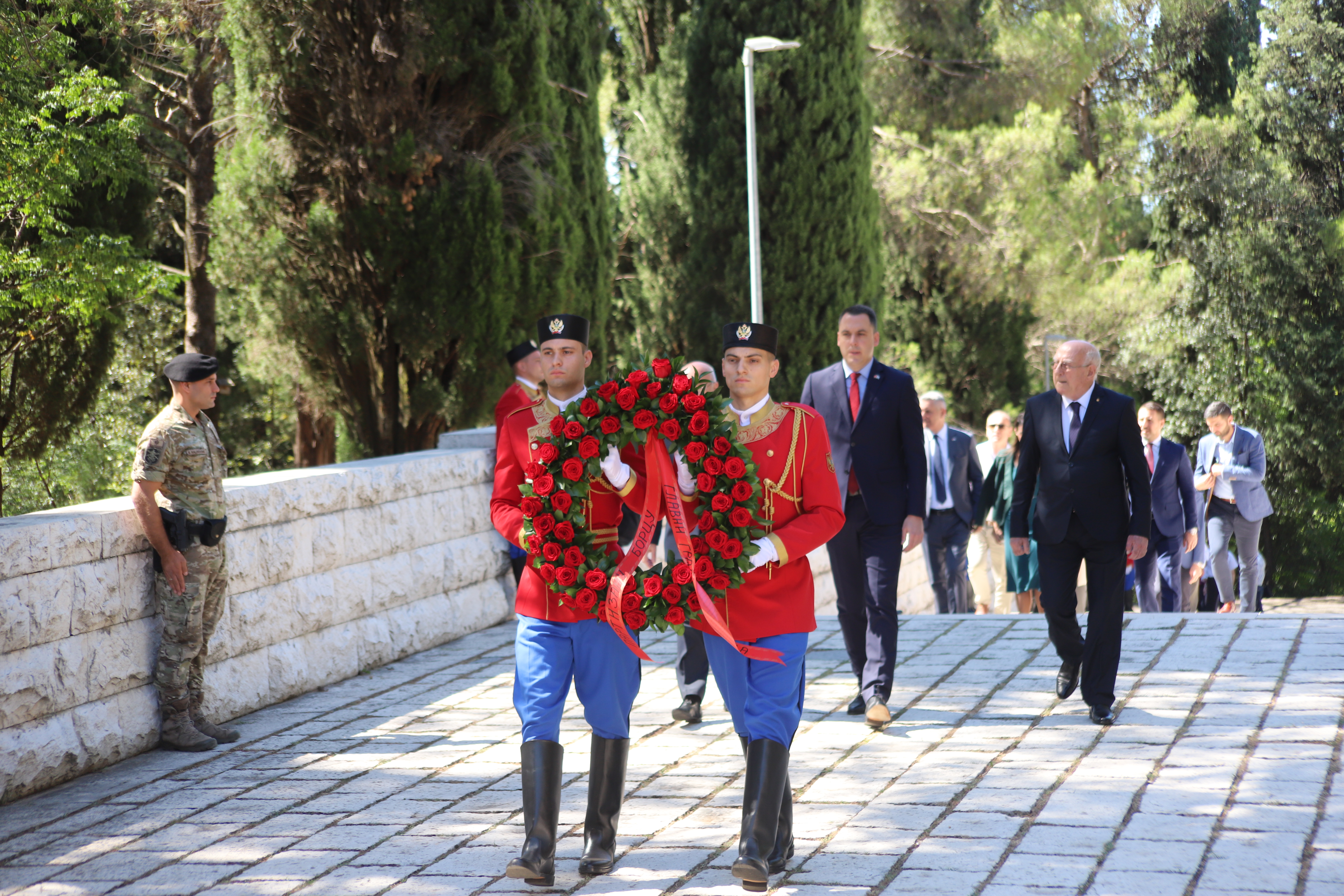 Povodom Dana državnosti delegacija Glavnog grada položila vijenac na Spomenik partizanu borcu na Gorici