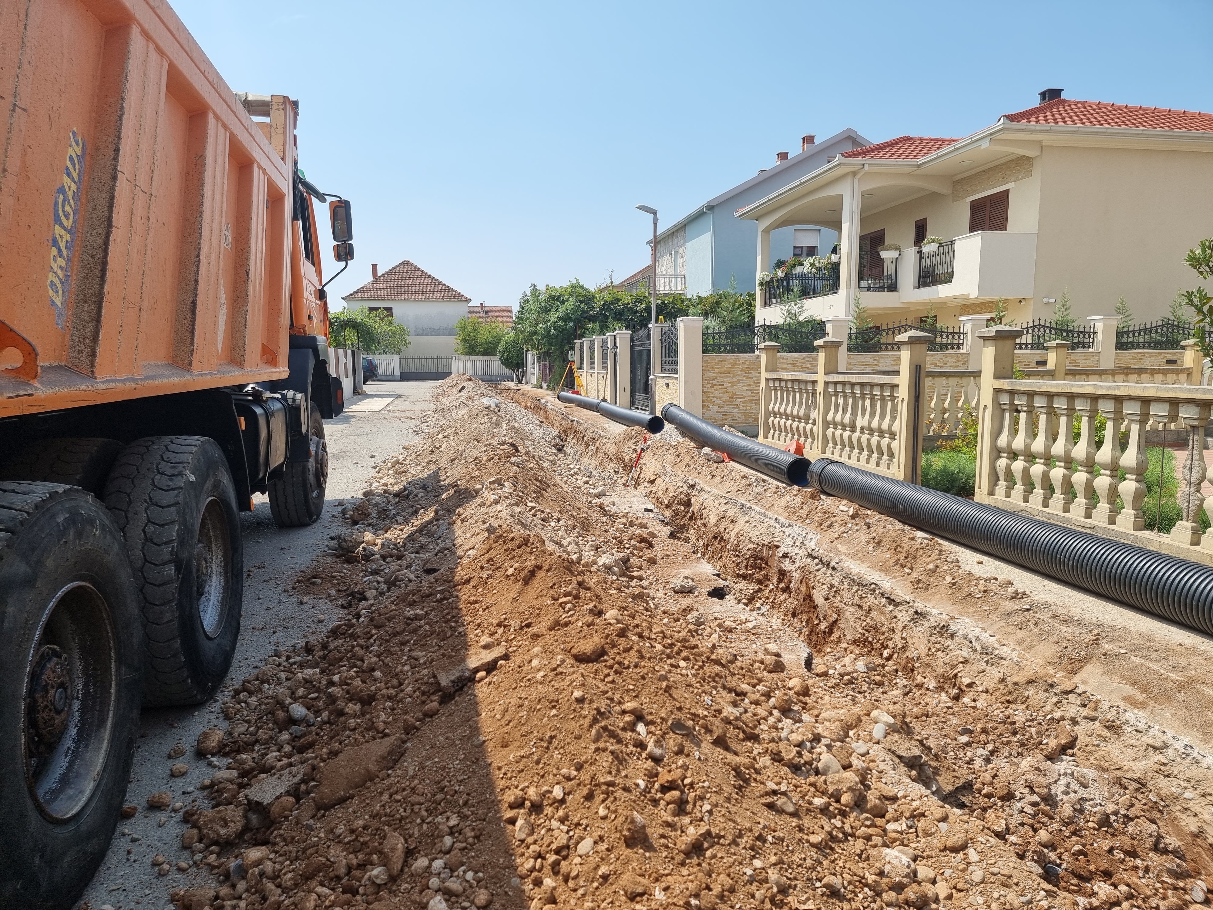 Počela izgradnja atmosferske kanalizacije u bočnim kracima Zmaj Jovine ulice