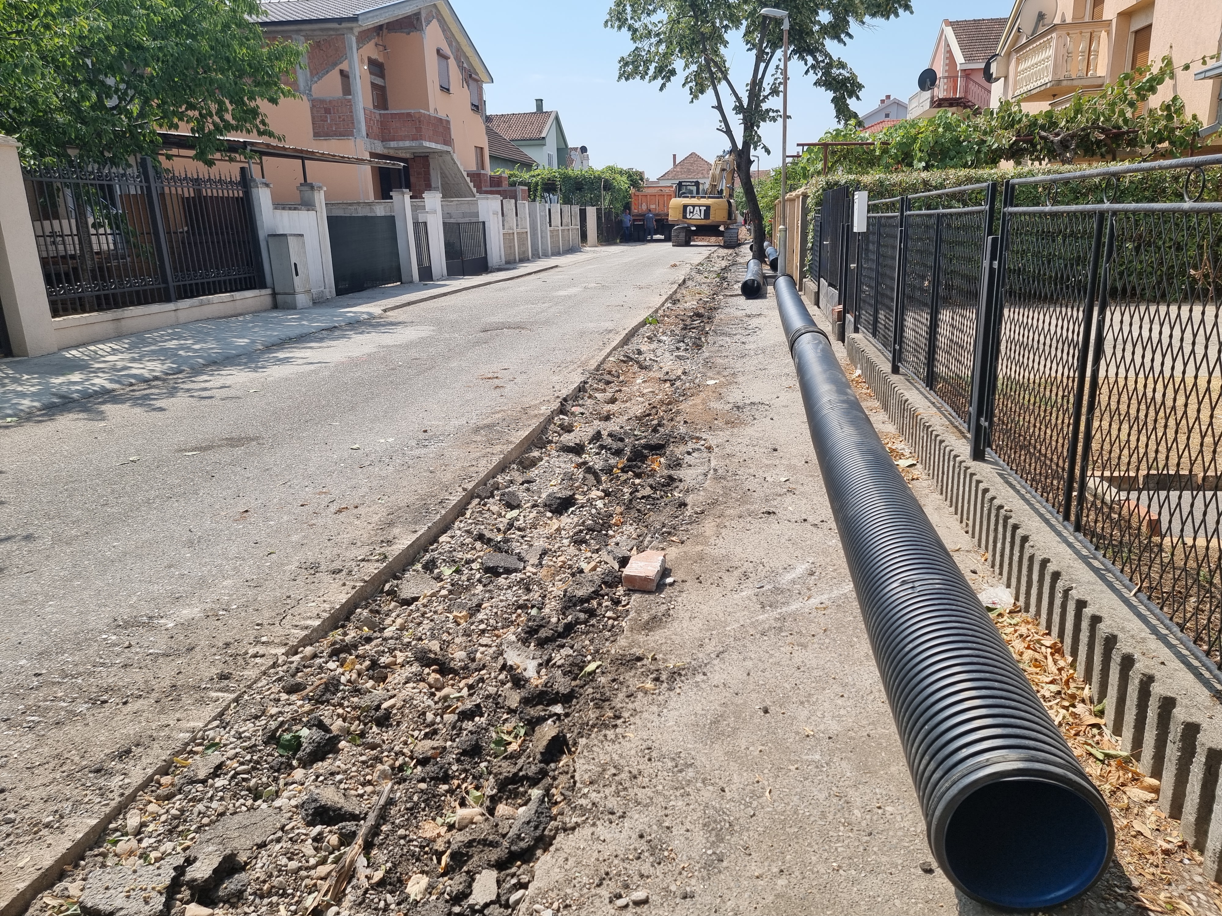 Počela izgradnja atmosferske kanalizacije u bočnim kracima Zmaj Jovine ulice