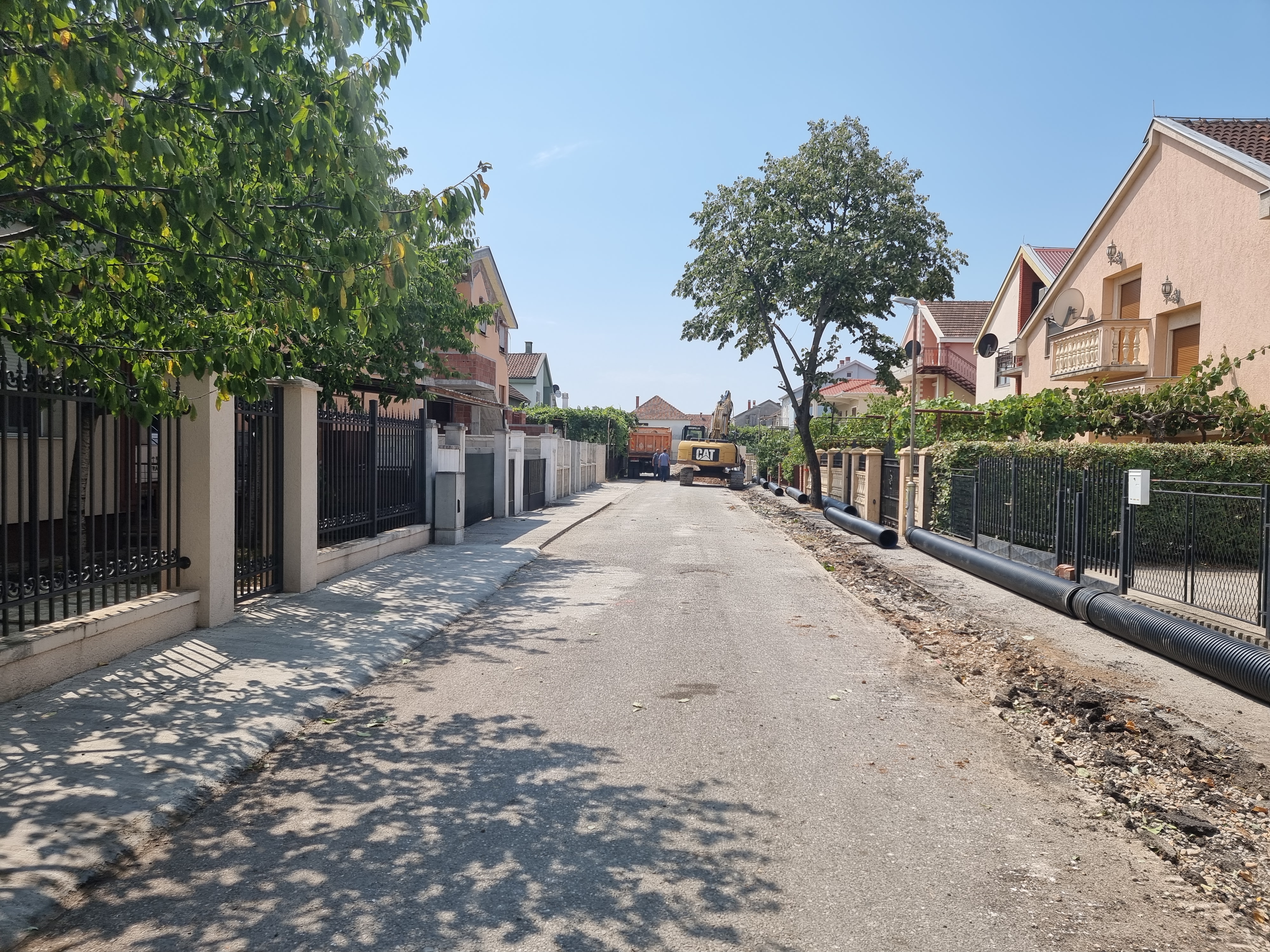 Počela izgradnja atmosferske kanalizacije u bočnim kracima Zmaj Jovine ulice