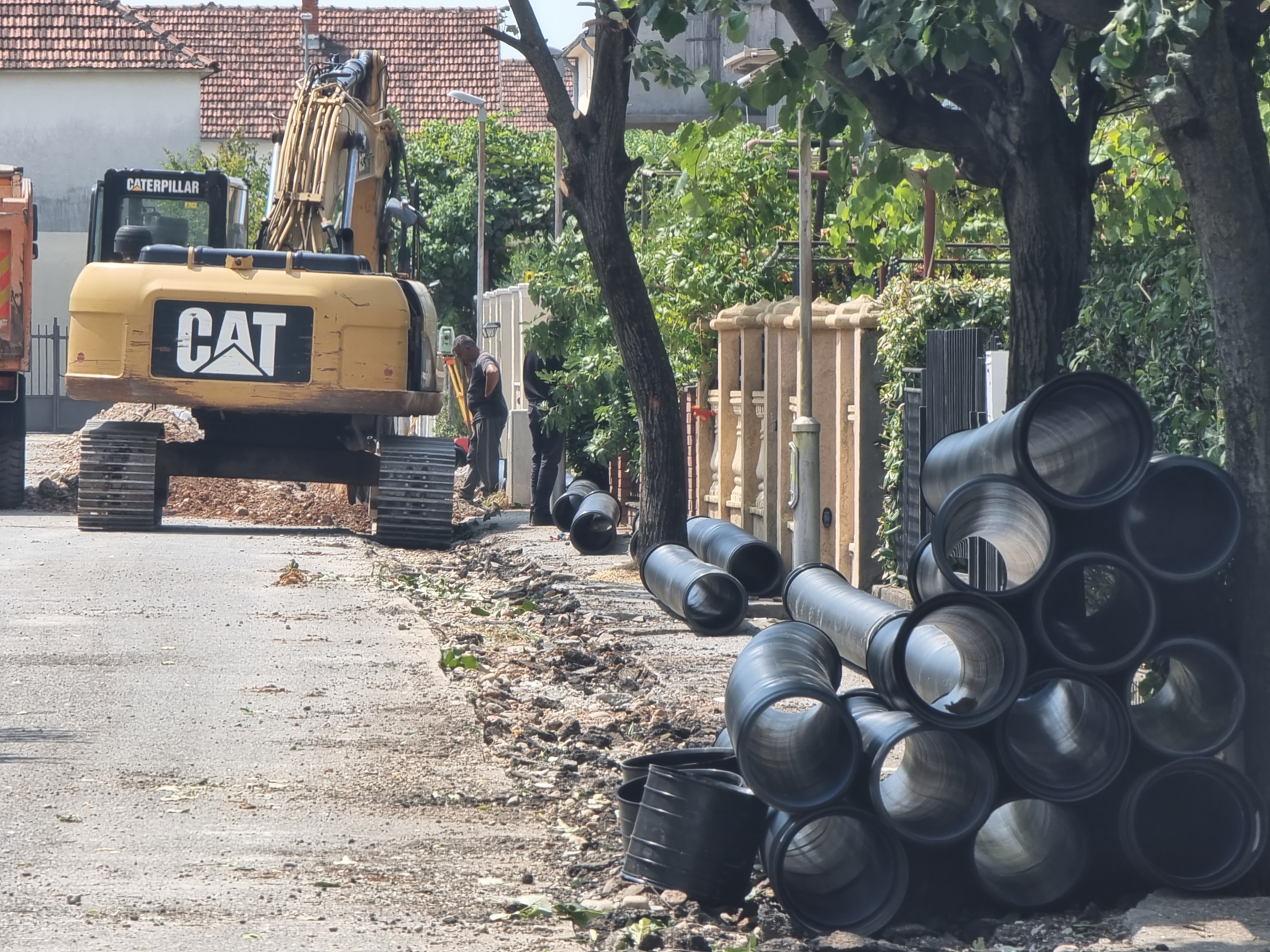 Počela izgradnja atmosferske kanalizacije u bočnim kracima Zmaj Jovine ulice